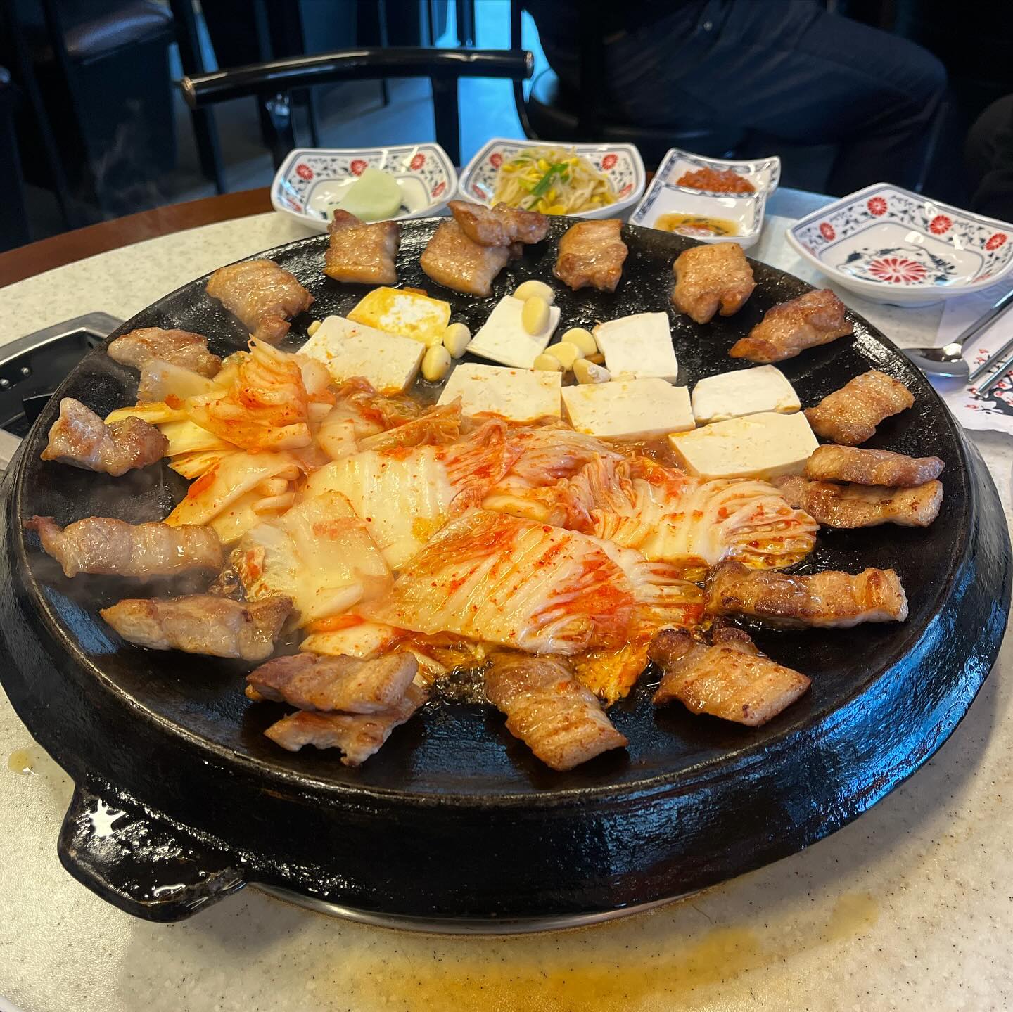 #협찬 #진짜무쇠삼겹루원시티점

진짜 무쇠에 삼겹살 먹을 수 있는 진짜무쇠삼겹 다녀왔어요 ㅎㅎ 

요즘 삼겹살이 엄청 끌리는데 무쇠에 삼겹살 구워주시는곳이 있더라구요 ?

미밍 출동~! 일단 도착하자마자 테이블 마다 무쇠가 있어서 보는 재미도 있었어용 ㅋㅋㅋ 

그리고 제일 중요한 고기의 질이 너무 좋아보이더라구요 적당한 비계와 살고기의 비율.. 최고임다 

구워주시는 동안 가림막이 있어서 기름 튈일도 없고 처음부터 끝까지 구워주셔서 제일 맛있을 때 먹을 수 있어요! 

무쇠에 삼겹살이랑 김치랑 두부도 같이 구워먹어서 얼마나 맛있는지,, 지금도 생각나네요 

매장에서 네이버 영수증 리뷰 참여하면 볶음밥에 치즈추가돼서 짱 좋은거 같아요 ㅋㅋㅋ 

삼쏘하기 좋은 분위기와 맛있는 고기의 조합이란.. 최고입니당 

🤍 진짜무쇠삼겹 루원시티점

🤍 인천 서구 봉오재3로110번길 7

🤍 상가 건물에 주차 가능👍🏻

#진짜무쇠삼겹루원시티점 #인천고기 #인천고기집 #인천삼겹살 #인천고기집추천 #인천삼겹살맛집 #가정동고기 #가정동고기집 #가정동삼겹살 #가정역고기집
