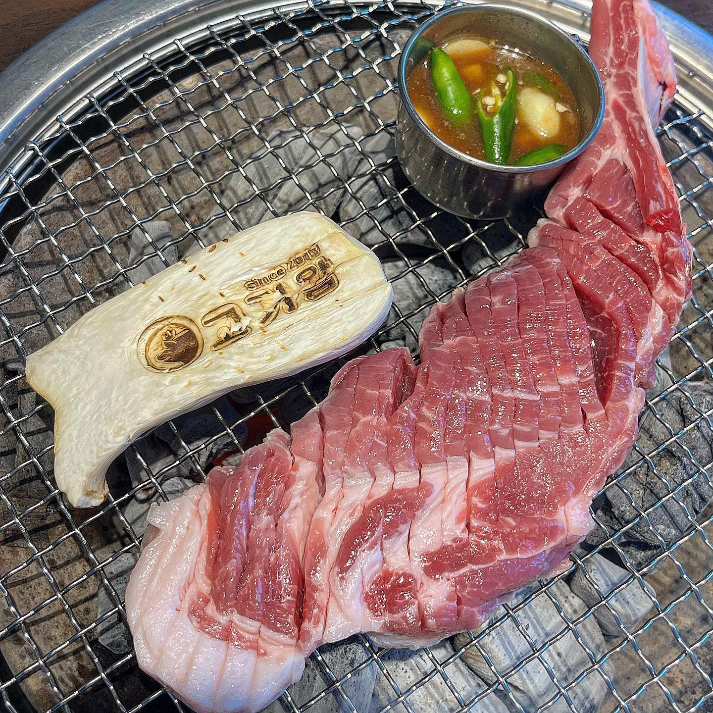 #협찬 <고기왕>

신축 매장으로 이전하여 오픈한 깔끔한 고기왕에 방문해보았다. 벽면에 많은 싸인들이 그 맛을 인증해주고 있다. 

밑반찬들 중에는 고사리 장아찌가 특이했는데 새콤한 맛이 고기와 잘 어울렸다. 

흑돼지 오겹살과 토마호크로 이루어진 탐라세트를 먹어보았다. 

주문을 하면 바로 다 구워주셔서 편하게 즐길 수 있다. 

토마호크는 목살과 갈비로 이루어진 부위로서, 육즙이 팡팡 터지는 매력있는 고기였다. 

흑돼지 삼겹살은 역시나 쫀득한 맛이 매력있었다. 

양념게장과 된장찌개는 사장님의 어머님이 만드셔서 그 내공이 느껴졌다. 

10년동한 한결같이 좋은 고기를 제공하는 고기왕은 그 고기의 품질에서 기본기의 탄탄함을 느낄 수 있었다.

#고기왕 #jejugogiwang #애월흑돼지 #애월맛집 #제주흑돼지 #서귀포흑돼지 #하귀맛집 #그라벨호텔흑돼지맛집 #제주공항근처맛집 #제주맛집추천 #제주돼지 #제주시맛집 #제주공항맛집 #제주도민맛집 #도민흑돼지맛집 #제주공항흑돼지 #제주시흑돼지 #제주흑돼지맛집 #한담해변맛집 #외도동맛집 #외도동흑돼지 #애월맛집추천