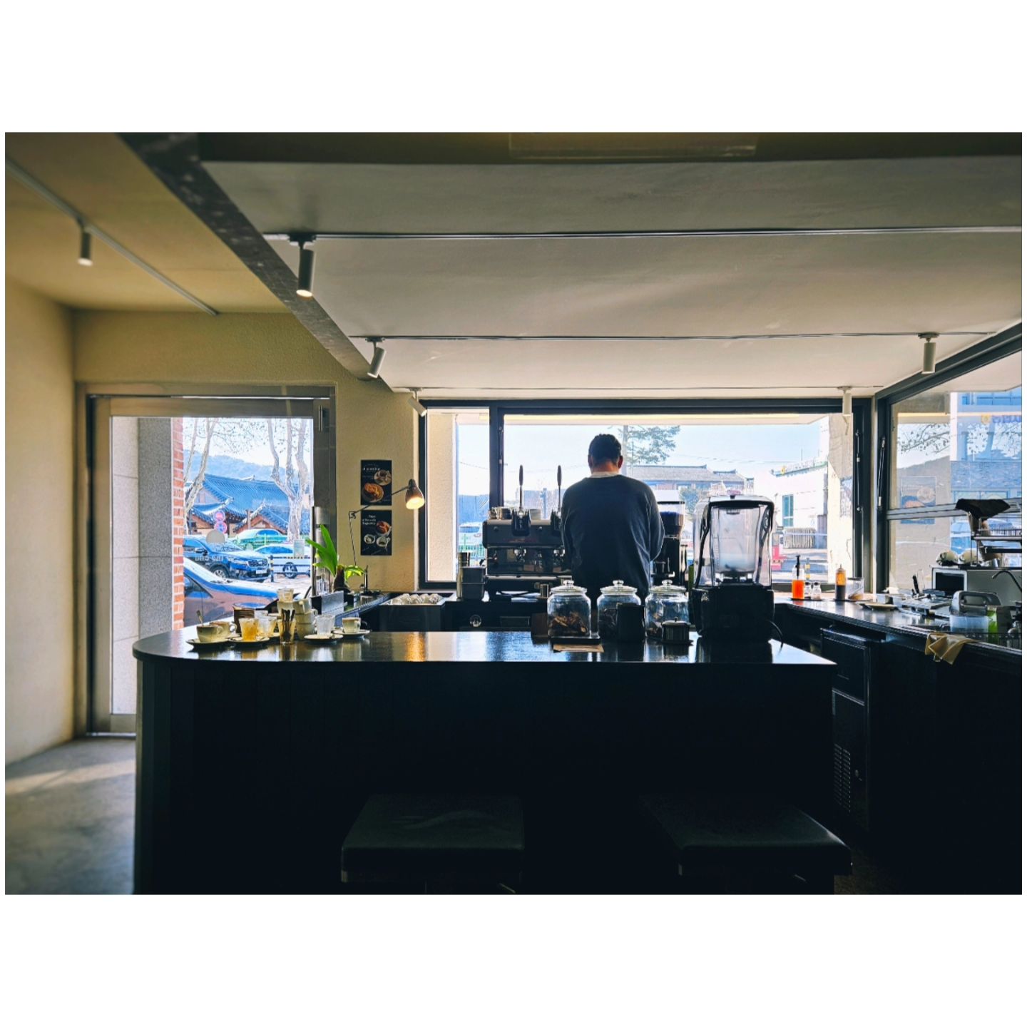 🧡 앳디엔드 에스프레소바 at_the_end_espresso 

장안문 옆 아담하고 아늑하게 자리잡은 행궁동 엣소바-
맨날 가봐야지, 고민만 하다가 드디어 가봤다. 
에스프레소도 오랜만에 마셨네. 

경기 수원시 팔달구 정조로900번길 3
10:00-19:00
화수 휴무

#jan2024 #수원 #행리단길카페 #행궁동에스프레소바 #앳디엔드 #앳디엔드에스프레소바 #parad_수원 #parad_카페