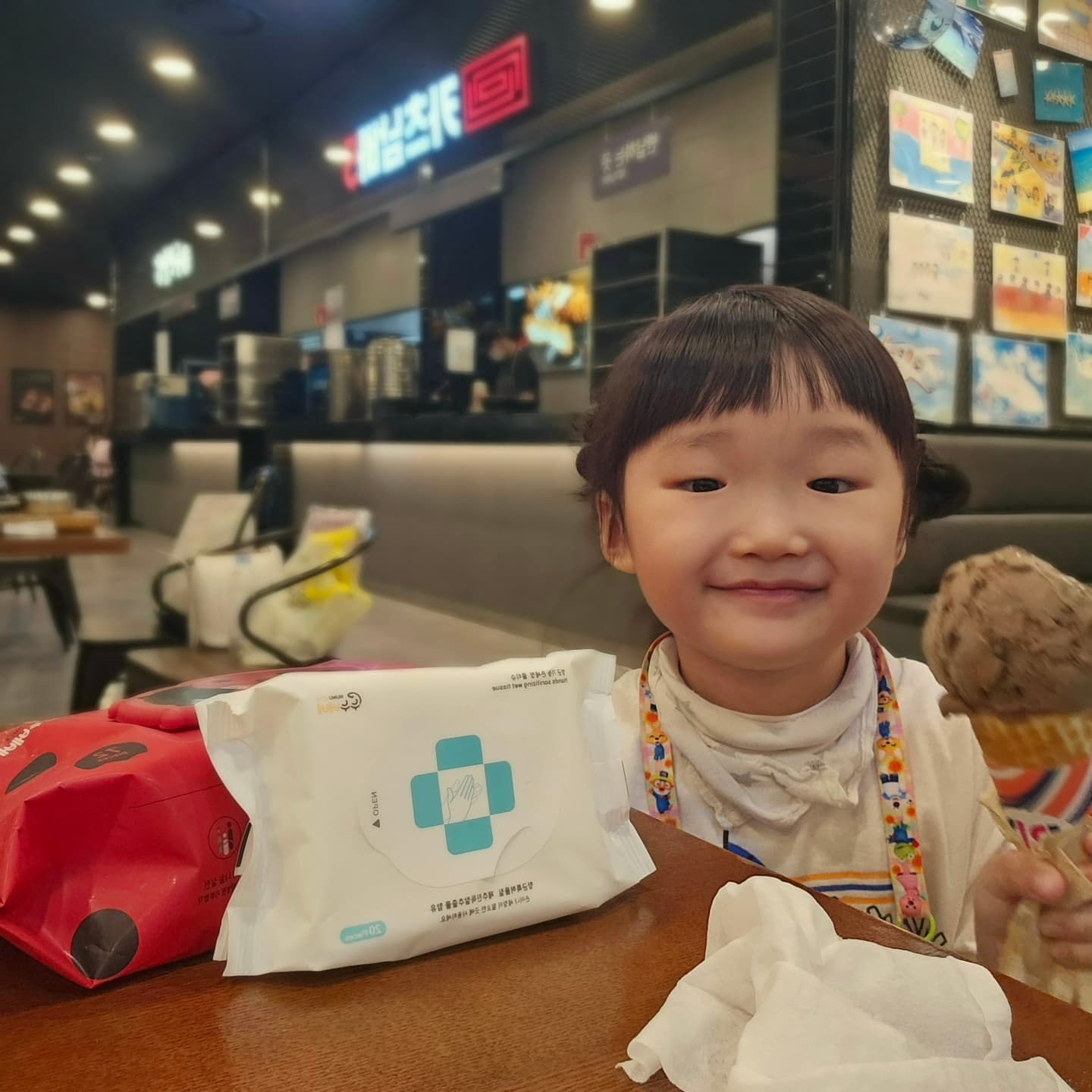 #누누베베서포터즈
#누누베베서포터즈1기

우리집 임도 애기때 부터 사용했던 누누베베
이집 물티슈가 진짜 조크든요~
다 거기서 거기 아냐~ 하겟지만!!!
일단 다른 물티슈 얼굴닦으믄 
빨갛게 올라온디
이거는 그냥 완전 갠찬음 맹세!!
(손가락올리고🤙)
얼굴이 빨갛게 올라오는것도 없음!!
제가 피부가 예민해서
물티슈로 얼굴 닦으믄
진짜 쓰라리고 아픈디
요거든 자극적인거 1도없고 넘좋음😍
말 다한거 아닙니꽈~~

누누베베는 고객 보상 적립 프로그램으로
최종결제한 금액의 12프로를 적립금으로
돌려주고이씀!!!
그래서 마니 사도 득!!득!! 득템!!!!

알러지 유발 없고 
유해물질 14종이 모두
불검출된 믿고쓰는 물티슈
인체 저자극 테스트에서
3종을 완료하여 더 믿고쓰는!!!

다른거 쓰다 요거 쓰믄
다른거 못쓴다는 누누베베
진짜 좋으니까 검색 고고!!!

대추천 이거는 진짜 내돈내산 다름없음
항시 떨어지믄 사는거라 완전추천함!!!

#누누베베#누누베베물티슈#아기물티슈
#신생아물티슈추천#물티슈추천#육아필수템
#출산선물#닭띠맘#남매맘