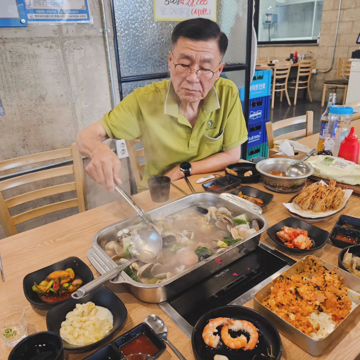 오늘 마지막 일정은 아버님하고 저녁식사

아들 며느리 손녀딸 맛있는거 사주신다고
주말이면 같이밥먹자~하시는ㅎ
며느리 고생한다고 
집밥 좋아하시는 우리 아버님이 
외식하자고 하신다
아버님이 까주시는 새우 낼름 받아먹고
아버님 앞에서 쏘맥 말아먹는 며느리🤭

#며느리사랑은시아버지
#토요일
#외식