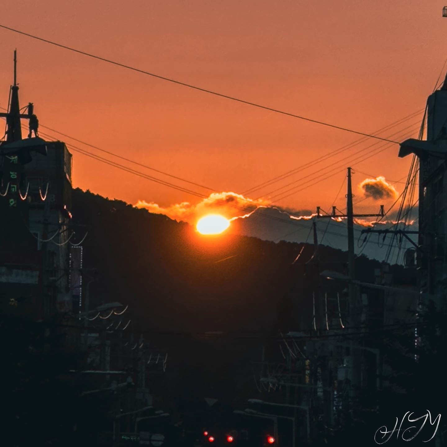 🌇🤍🩵🧡

어제의 노을🌅
카메라가 없어 들고 있던 핸드폰으로 찍어서 아쉽지만 맑은 하늘을 본 것만으로도 만족스럽습니다:)
주말까지 얼마 남지 않았습니다! 모두 힘내시길!🤗✨

#노을 #노을사진 #비그침 #습함 #안산 #sunset #sunsetlovers 
#사진계정 #사진취미 #ipone14promax #photogram