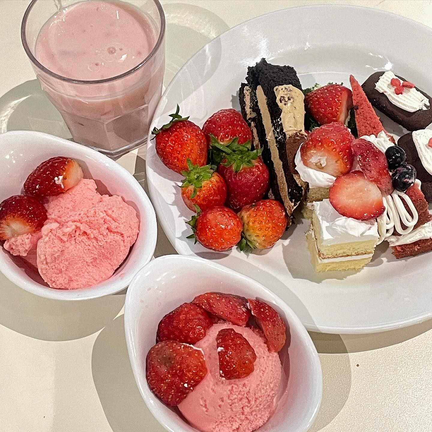 #협찬

1년만에 돌아온 애슐리 딸기 축제가 2월 1일(목)에 공개됐어요🍓
무제한 생딸기 바스켓부터 역대급 종류의 딸기 디저트들이 가득해서 딸기 덕후인 저는 뭐부터 먹을지 행복한 고민만 하다 왔어요😋❤️
(※ 생딸기 바스켓, 베리 레드벨벳 케이크는 디너.주말 제공 / ※ 더블 베리 크림치즈 컵케이크는 평일 런치에만 제공)
2월 제철일 때 안 가면 또 1년 기다려야 하니까 지금 당장 가는 거 추천🧚🏻‍♀️

그 외에도 그릴, 스시, 중식, 피자, 파스타 등 다양한 메뉴들과 디너/주말에는 무제한 연어도 제공되니까 
가족,연인,친구들과 가기 너무 좋은 듯🫶🏻

그리고 애슐리앱 회원 대상으로 모바일 대기부터 적립 혜택까지 있다고 해요!
자세한 내용은 ⬇️⬇️⬇️⬇️
(’모바일 대기‘서비스 제공 여부는 매장별로 상이하다 하니 확인하기!)
- 등급에 따라 2~5% 적립 (VIP 최대 5% 적립)
- 애슐리캐시 충전 시 리워드 혜택

 #애슐리 #애슐리퀸즈 #애슐리딸기축제 #애슐리퀸즈딸기시즌 #딸기제철 #딸기케이크 #딸기디저트 #호텔딸기축제 #호텔딸기뷔페 #딸기뷔페 #먹스타그램 #홍대맛집 #홍대 #신촌맛집 #🍓 #홍대뷔페