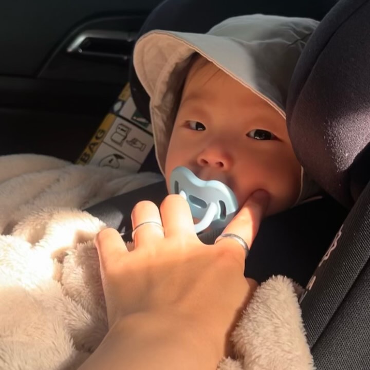 ♡+235
1-3.살앙살앙살앙
4.백화점에서 목소리 제일크던 애;(졸려서 엄청움ㅠ 아기띠 안챙겨서 미😢안)
5.집오니 행벅~
6.말괄이