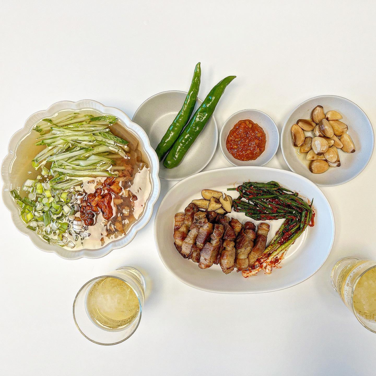 어제 저녁 🐷

➜ 삼겹살 , 파김치 , 묵사발 ︎ ❤︎

몇일전부터 파김치가 너므 먹고싶어서 
파김치 만들었어여 🤭ㅎㅎ ㅎㅎ 
파김치 만든날은 무조건 삼겹살이져 -!!! 
사실 집에서 굽긴 기름 튀고 할거같아서 
통돌이로 돌려버렸어요 😅 ㅋㅋㅋㅋㅋㅋ
통돌이 너무 좋아욧 겉바속촉 🫶🏻 
아 묵사발은 예랑이가 먹고싶다고 묵이랑 오이 사왔눈데 
김가루가 없어서 아쉽 ㅠ!! 
냉면육수 넣고 먹으면 구냥 맛있어요 👍🏻 

꼬기+파김치+쏘맥 💗최구 

#오늘저녁 #삼겹살 #파김치 #묵사발 #소맥 #애주가 #술안주 #먹팔 #소통 #맛스타그램 #집밥 #집밥기록 #신혼부부 #좋테 #홈쿡 #요린이 #오늘뭐먹지 #댓글