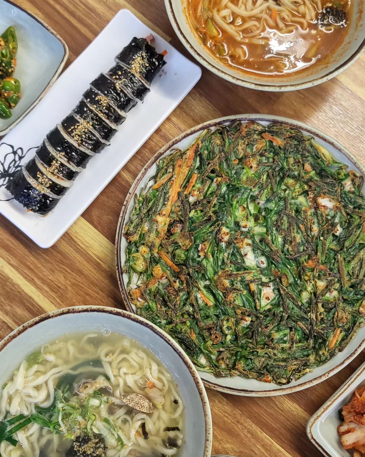추운날엔 칼국수 넘땡겨,,❣️
바지락칼국수 국물진짜 맛도링 장칼국수는 산초방아 들어가서 칼칼하고 정구지전도 밀가루가 적게 들어가서 빠삭해서 넘맛있당 ˙ ꒳ ˙ !
자가제면에 육수랑 양념도 직접만드는곳이라
하나같이 다 맛있는 태화강 #정원면가 

#협찬#울산맛집#울산중구맛집#태화동맛집#울산태화동맛집#울산칼국수#울산칼국수맛집#울산중구칼국수#태화동칼국수#울산태화동칼국수#울산떡국맛집#울산바지락칼국수#울산샤브칼국수#울산들깨칼국수#울산정구지전