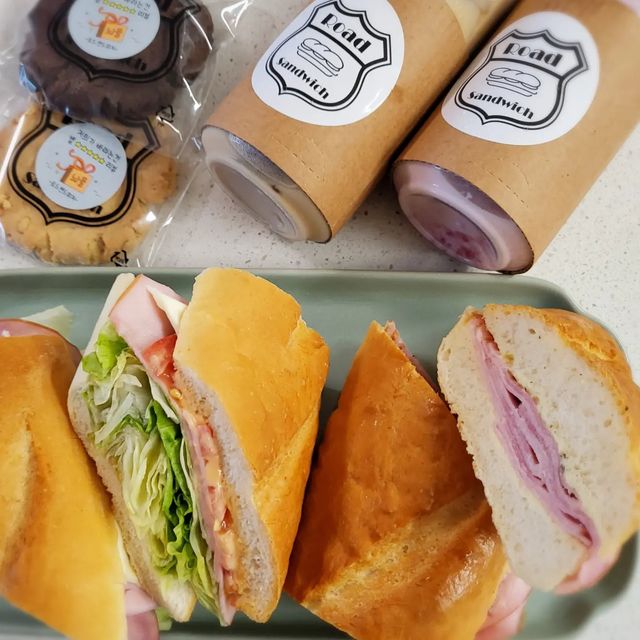 🍞꾸미🥐 on Instagram: "#로드샌드위치 #로드샌드위치 로드샌드위치의 대표 샌드위치로 바게트. 페스츄리 중에 선택할 수 있어요😊 저는 바게트로 택했구요 특제소스에 신선한 양상추. 햄.