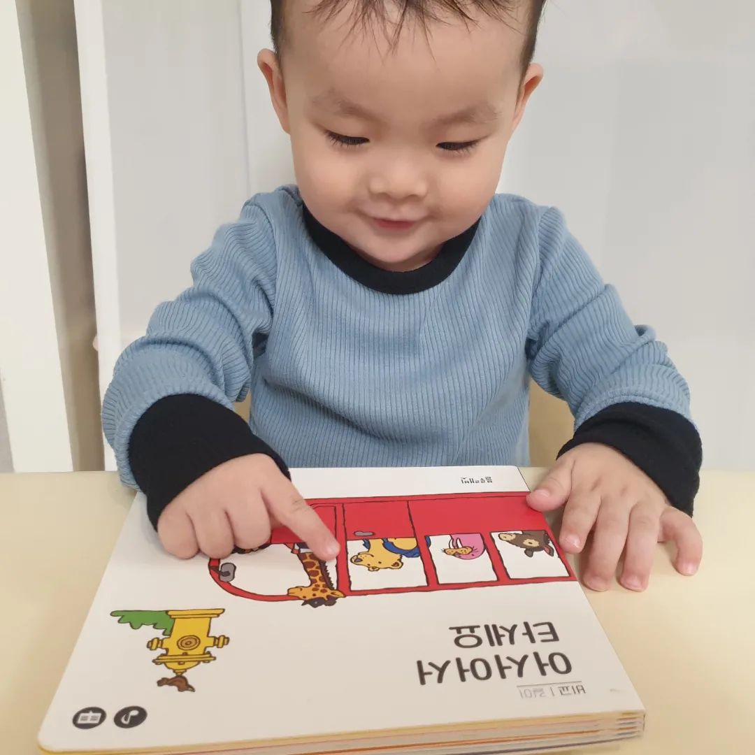 #협찬

"길어요" "짧아요"

요즘 블루래빗 러닝스타트로 배우고 있는 개념
기차도 늘렸다가, 비행기도 늘렸다가
직접 조작북을 다루며
하루에도 몇 번씩 보고있네요 😂

마무리는 스티커로 그날 배운 개념에 대해 놀이!
집에 있는 시간이 많아진 요즘
놀이학습으로 알차게 활용할수 있어 좋아요.

#블루래빗 #블루래빗러닝스타트 #유아전집 #아기전집