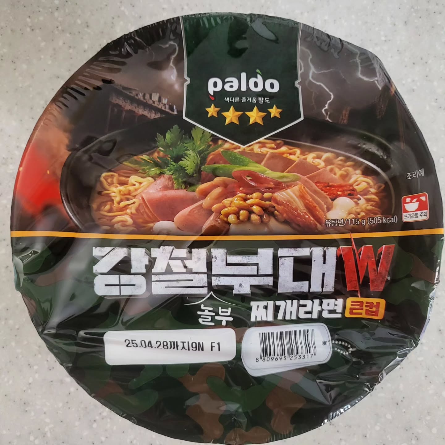 🍜 팔도 강철부대w놀부찌개라면큰컵(₩1,700)

이마트 24 단독으로 판매 중과 동시에 강철부대 w와 협업으로 출시한 놀부찌개라면큰컵을 먹어봤다.
사실 이걸 파는 곳이 주변에 없어서 많이 찾아보다가 학교 내 이마트24에서 발견.

전체적인 베이스는 왕뚜껑과 많이 유사하다.(얇은 면과 건더기에서 느껴짐) 다만 이번 놀부찌개라면의 경우 부대찌개라면이 주 베이스기 때문에 햄이 추가되어 있다.

전체적인 맛은 생각보다 매운맛이 많이 느껴진다.
매운맛 속성이 약하신 분들은 조금 유의하셔야 돠며, 그래도 햄이 들어가있다는 점에서 + 요소가 되지 않을까 싶다.

면 같은 경우엔 왕뚜껑에서 볼 수 있는 얇은 면 스타일.
면 두께가 얇다보니 두꺼운 면보다는 특유의 소맥분 맛이 덜한 편.

많이 얼큰하지 않고 적당히 얼큰한 라면이 땡길때 좋을듯 하며 매운걸 완전히 못 드시는 분들은 땀이 조금 날 정도의 맵기라고 설명을 할수 있을듯 하다.

✔️ 이번달? 동안은 이마트24에서 할인하여 천원에 판매중.

--
평점) 3.8/5
재구매 의사) O
--
#라면리뷰어 #강철부대w #강철부대w놀부찌개라면큰컵 #놀부찌개라면큰컵 #라면스타그램 #신상라면 #신상라면리뷰 #라면후기 #라면추천 #팔도강철부대w놀부찌개라면큰컵 #편의점신상 #이마트24 #이마트24신상 #이마트24신상리뷰 #이마트24신상후기 #컵라면 #부대찌개라면