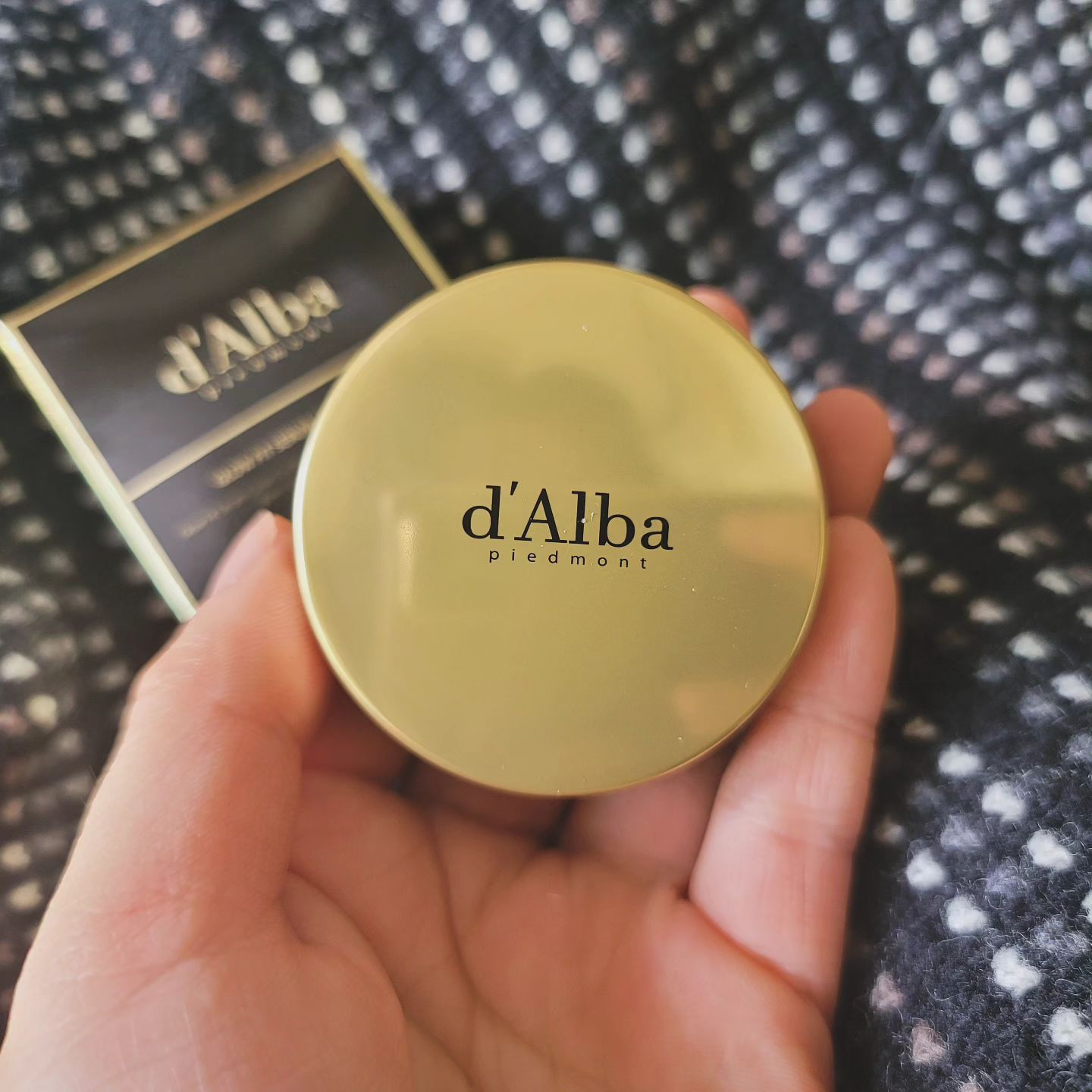 #달바 #dalba #달바글로우핏커버쿠션 #프리미엄비건 #달바러버
달바 미스트 좋은거는 다 아는 사실! 
트러플성분으로 만든 쿠션도 있도라구요~ 요아이는 휴대용으로 간편하게 파우치나 가방에 썩 넣기 좋은 크기! 냥ㄱㅇㅇ