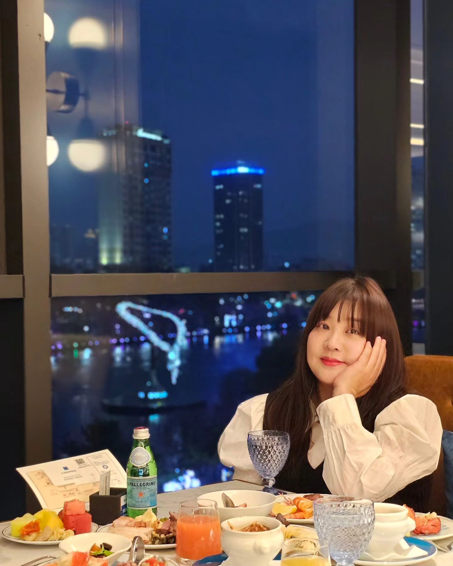 🌃🎄
회전목마 🎠
크리스마스트리 🎄
서울야경이 예쁜 소피텔앰배서더서울
페메종에서 디너뷔페를 즐기며
이른 연말모임을 보내고 왔어요

🥐🍡🍦🍨🍩🍪🍤
🦐🦀🍖🍗🍗🥓
파리의 미식 경험과
지중해연안으로부터 영향받은 세련된
비스트로 낭트~몽생미셸까지
프랑스대표적인 요리와 디저트로 먹는
즐거움으로 행복한 시간이었어요^^

🗓
페메종 주말프렌치뷔페
매주 토.일요일
런치 12:00~15:00
디너 17:30 ~21:00
가격 성인 140000원

📍네이버 또는 캐치테이블 예약가능
  예약시 창가자리로 잡으면
  예쁜 야경보며 식사할 수 있어요

#페메종 #소피텔서울뷔페
#잠실호텔뷔페 #프랑스요리전문점
#르봉마르셰뷔페 #르봉마르셰후기 #잠실호텔추천 #소피텔디너뷔페 #서울호텔뷔페추천 #잠실뷔페추천 #프랑스음식뷔페 #프랑스요리뷔페 #서울야경뷔페