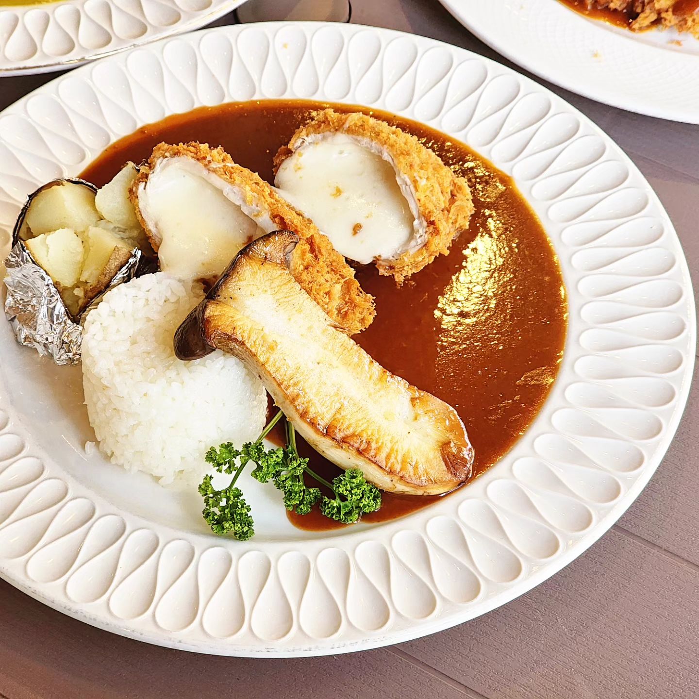 #남포동맛집

백만년만에 놀러간 남포동💃🏻
광복동 쇼핑골목 길도 깨끗해진듯
1층 임대매장 많아져서 아쉬웠지만
남포동맛집은 여전~

간만에 옛날생각나서 먹은
#광복경양식
경양식돈까스🥩 먹음

스프와 양배추샐러드🥗
그리고 바삭하게 튀긴 돈까스 위에
맛있는 소스 듬뿍

평일낮인데 매장 만석..
돈까스, 비후까스, 오무라이스.
함박스테이크, 파스타🍝, 샐러드 등
다양한 메뉴 맛볼 수 있는
🏰광복동맛집 인정!

#남포동돈까스 #남포동밥집 #광복경양식남포본점
#부산돈까스 #경양식돈까스