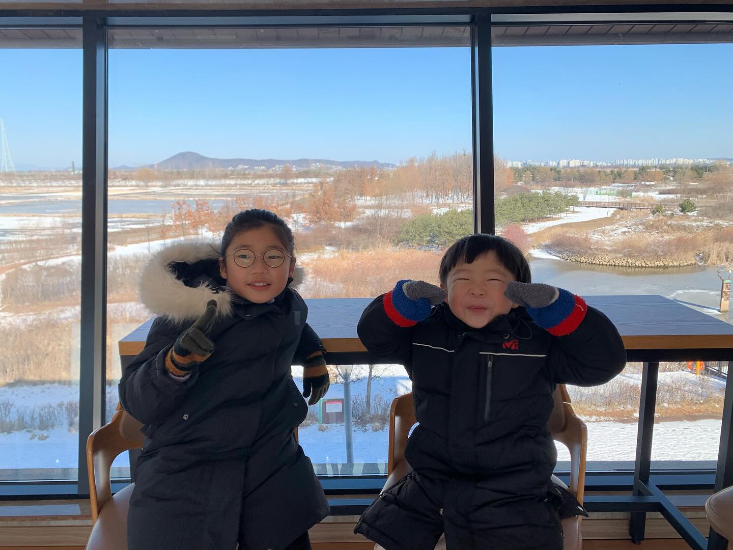 새해 첫 예배드리고 가는길에💝
#설경 #십대가된첫째 #6살횽님 #2024년은더행복하기