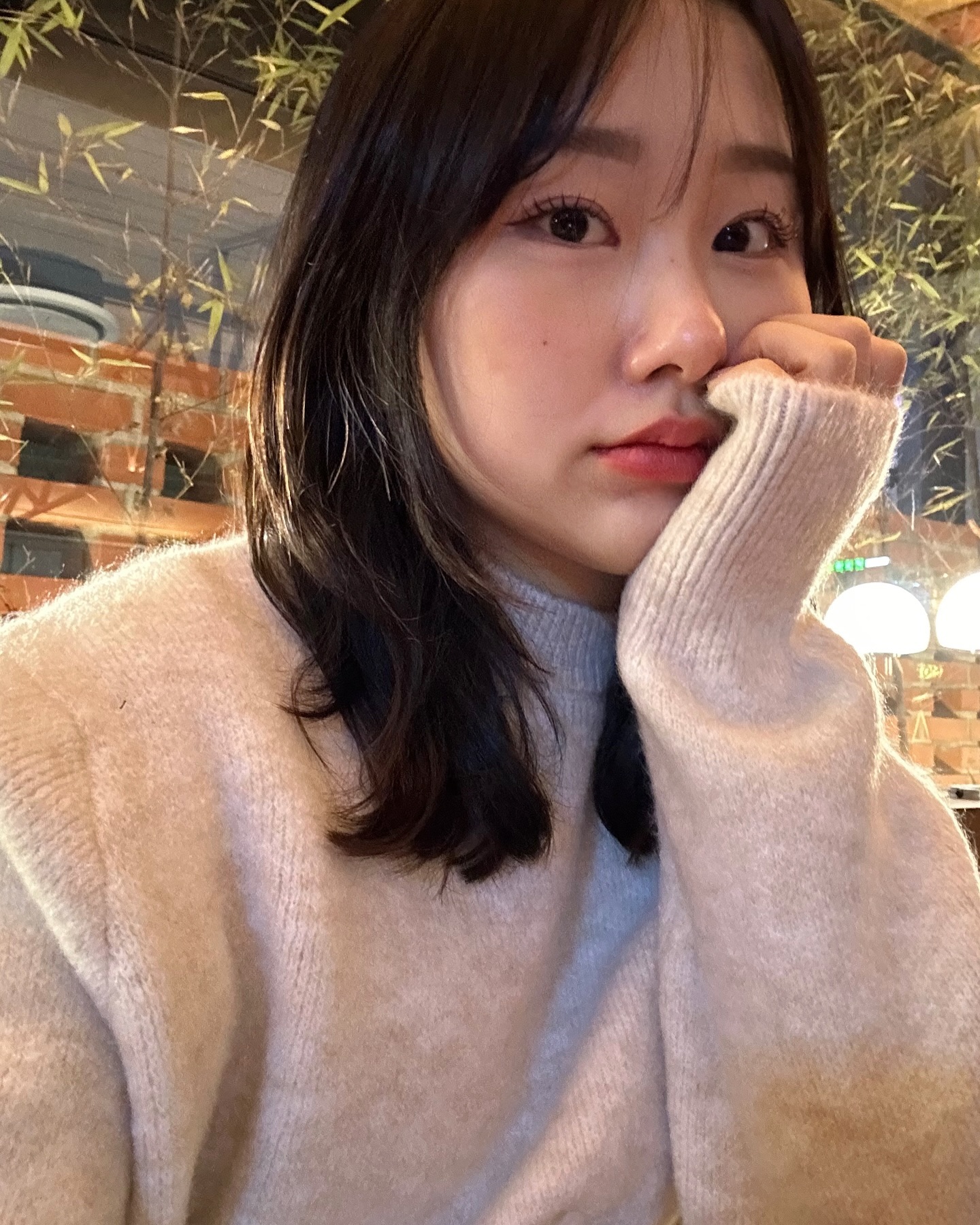 오랜만이다 그치

#웜톤코디 #웜톤 #미디움레이어드펌 #미디움레이어드컷 #겨울네일 #겨울코디 #instalike #니트코디 #성수 #홍대 #광안리