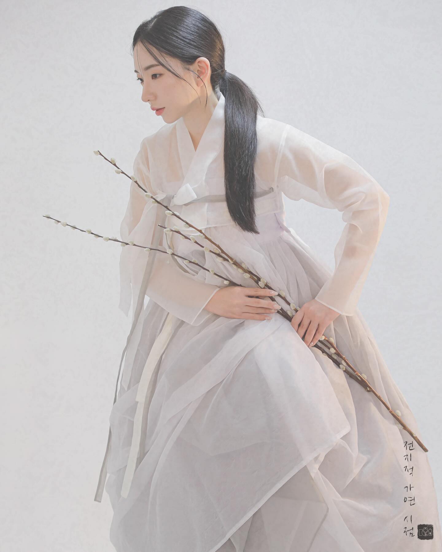 🧧

마무리 인사는 하지 않고 싶었고
대신 새로운 해를 두 팔 벌려 환영하고 싶었습니다!!🙆‍♀️

아주 오랜만에 
기본톤과 한지톤 모두를
같이 보여주고 싶은 사진이 완성 되어서
신나고 행복했습니다🤍

기본톤은 결을 보여주는 사진이고
한지톤은 분위기를 음미할 수 있게 하는 사진인데

우리 손님의 결이
정갈해서 좋았고
또...사실
첫 사진은 
제가 제발 꼭 보고 싶다고ㅋㅋㅋㅋㅋㅋㅋㅋㅋㅋㅋㅋ진짜 꼭 하고 싶은 게 있다고ㅋㅋㅋㅋㅋㅋㅋㅋㅋㅋㅋ반강제로 졸라서 찍게 된 사진인데요😎ㅋㅋㅋㅋㅋㅋㅋㅋㅋㅋㅋㅋ

 볼수록
기뻐서
마음이 가득 차는 느낌이예요.

한지톤도 예쁘지만
기본톤이 저는 좀 더 손이 가는 것 같아요, 첫 번째 사진만은요🫧

우리의 만남은
손님의 하루 종일의 고생이 있었지만 ㅜㅜ
그 걸 욕심내서라도
반드시 있었어야만 했다고
그렇게 단호하게 이야기 하고 싶어요!!

하필 그 날,
하필 그 타임에,
하필 지금에
우리가 만난 건 정말 다행이라고 생각해요!!
그 날의 에너지여야만
이번 같은 우리 사진을 남길 수 있었다고 생각해요.

에너지가 그 날 유독 많았었다는 이야기라기보다, 어딘가 퍼즐이 착 맞아떨어지는 것 같았다는 이야기인데요,
제가 가진 여러 개의 에너지나 마음상태 중 우리 손님을 만난 날의 저의 상태가 손님과의 사진을 만드는 데 있어서 다행히도! 너무나도 긍정적인 영향으로 마무리가 되었다! 하는 그런 이야기를 하고싶었어요.

사실 그런데 대체로 그렇기도 해요.
보통의 기본적인 상태라면 언제나 사진을 만들어내는 일에 열정이 남아있기 때문에 저의 상태를 고려하지 않으셔도 된다는 ㅋㅋㅋㅋ이야기를 남기고 싶었고,

어떤 분을 만나게 되더라도 
욕심보다 배려로 대해주시고
저의 ‘더 많음‘을 의심 없이 기쁘게 받아주시고
저의 ’더 적음’을 이해로 받아들여주시는 
성숙한 분들을 만나기 때문에 가능하다고 생각해요.

아 문득 적으면서
나는 혹시 글로 아직 오지 않으시는 손님들을 가스라이팅을 하고있는 건 아닐까 ㅋㅋㅋㅋㅋㅋㅋㅋㅋㅋㅋㅋㅋ걱정되었지만
이건 없는 걸 있다고 하는 게 아니라
있었기 때문에 그 있음을 반드시 알리고 싶었어요.
그렇기 때문에 저는 언제나 사진에 글을 써요.

멋진 사람들을 만남으로서
그 영향으로 저는 비교적 오래도록 열정을 간직하며 그 다음 손님들을 만나고 작업하고 할 수 있었어요.

어떤 분은
머리가 층이 많아서 헤어 셋팅을 해드릴 때 제가 고생할까봐 비용이 더 추가 됨에도 샵에서 받아오실 의향이 있으시다고 먼저 제안해주시고, 
어떤 분은
저의 바쁨을(혼자 만의 24시간 고군분투 레이스를) 인정해주시고 당장 듣고 싶은 대답을 저의 시간에 맞춰 기다려 주시고 
보정 작업 후 연락이 누락 되어 기다리시게 해드렸는데도 문의 카톡 글 안에는 제가 혹시 어디 아픈 건 아닌지 걱정된다는 한 줄을 남겨주신 분도 계시고.

하고 싶은 스타일링이나 사진이 있다고 말하면 하고 싶은 대로 하라고 맡겨주시고. 

빵..🤍 막 사다주시고..🤍 

너무 많은데요. 
이게 당연하다거나 정답이라는 게 아니라.

사람은 너무나도 많은 선택의 순간을 살잖아요. 
그 순간들에 저에게로 전달 되어지는 결정들에는 언제나 충분히 다르게 표현할 수 있음에도 결국엔 배려를 한가득 담아서 전달해주신다는거예요.

그 걸 꼭 말하고 싶었어요.

이런 배려는 저를 더 겸손한 사람으로 만들어요.
우리 손님들은 이런 방식으로 저를 지금껏 키워주셨어요🤍 

저에게는 친구이고 동생이고 언니이고 오빠이고 직장 동료인 ㅋㅋㅋㅋㅋ
제 손님들이
언제나 평온하시길 바랍니다.

저에게 다녀가 주셔서 감사합니다.

헤/메 정보
헤어_전지적 가연 시점
메이크업_ 정확한 정보를 알면 수정해놓을게요! 

#전지적가연시점 #한복화보 #한복스냅 #한복사진 #만삭사진 #만삭화보 #대전 #사진관 #대전사진관 #hanbok #프로필 #프로필촬영 #개인화보