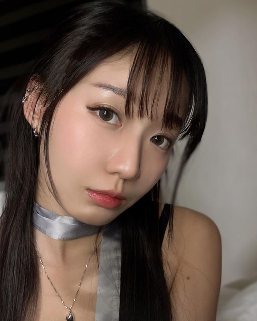  C R Y $ T A L on Instagram: "✨🪐
셀카만 올려서 미안하지만 렌즈가 너무 예뻐서 자랑좀 할게용^^* @lens_town_official 

#247BB #렌즈타운 #브라운렌즈 #그레이렌즈 #원데이렌즈 #렌즈리뷰 #연예인렌즈 #권은비 #컬러렌즈 #실리콘렌즈 #렌즈추천 #데일리렌즈 #lenstown"