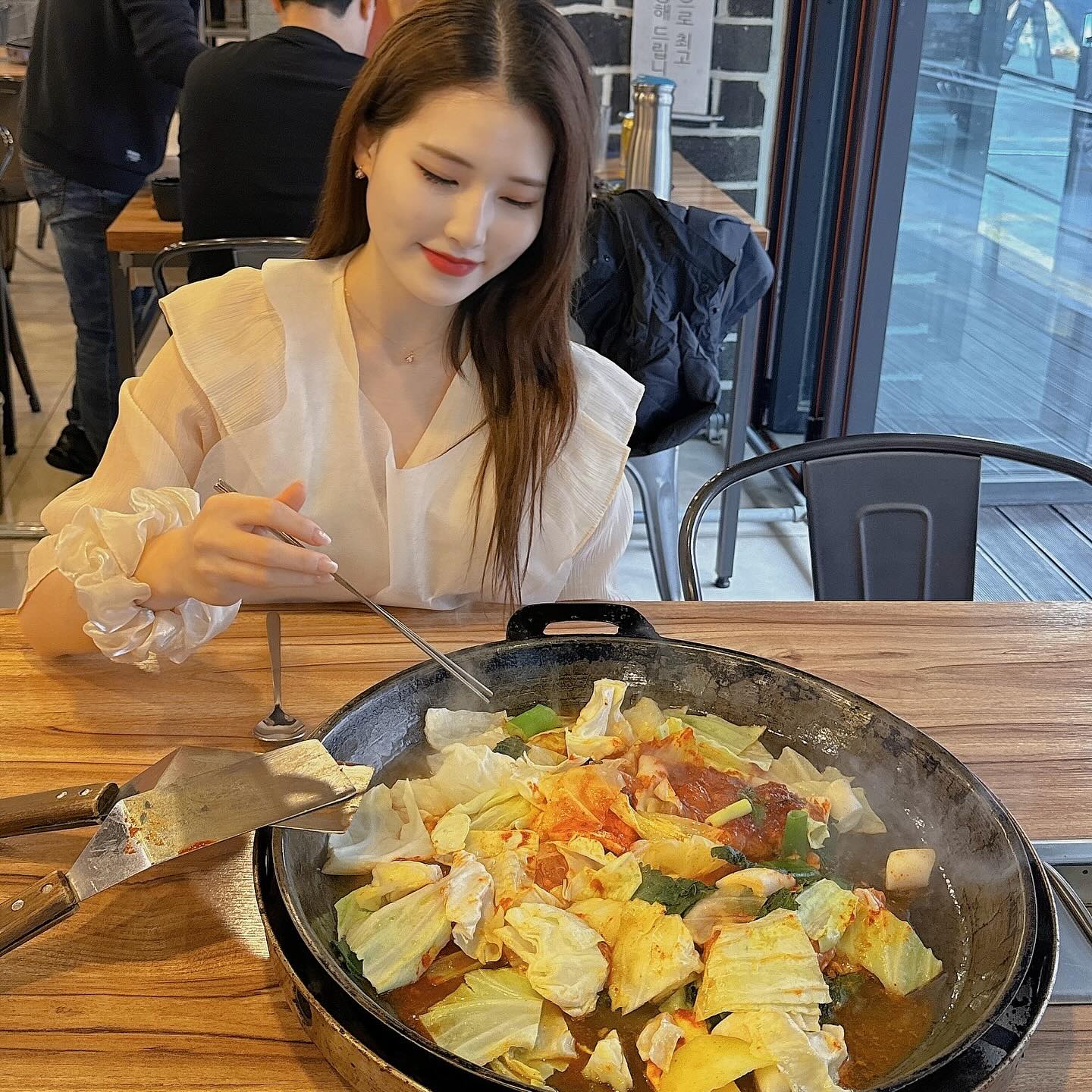 #협찬 naraguhandak_wangsimni 
🍗 나라구한닭 정통닭갈비 왕십리점
📍 서울 성동구 무학봉28길 19 강문빌딩 1층

인공 조미로(MSG)를 사용하지 않는 믿을 수 있는 이곳은 나라구한닭 정통닭갈비 왕십리점입니다 ෆ 천연 조미료와 100% 국산 고춧가루를 사용해서 음식들이 전부 깔끔하고 맛있게 매콤하더라구요~

구성이 알찬 메뉴 구성으로 특히 점심 메뉴구성이 매우 합리적이었어요.  저희는 치즈찍먹 닭갈비 순한맛 2인분+쫄면 그리고 막국수를 주문했어요. 처음부터 끝까지 전부 다 볶아주시고 직원분들도 굉장히 친절하셨습니다ㅎㅎ 또 방문할게요~
•
•
•
#나라구한닭 #나라구한닭왕십리점 #왕십리맛집 #왕십리술집 #왕십리역맛집 #행당동맛집 #행당맛집 #왕십리닭갈비 #왕십리닭갈비맛 #한양대닭갈비 #닭갈비맛집 #왕십리데이트 #왕십리데이트코스 #왕십리핫플 #왕십리핫플레이스