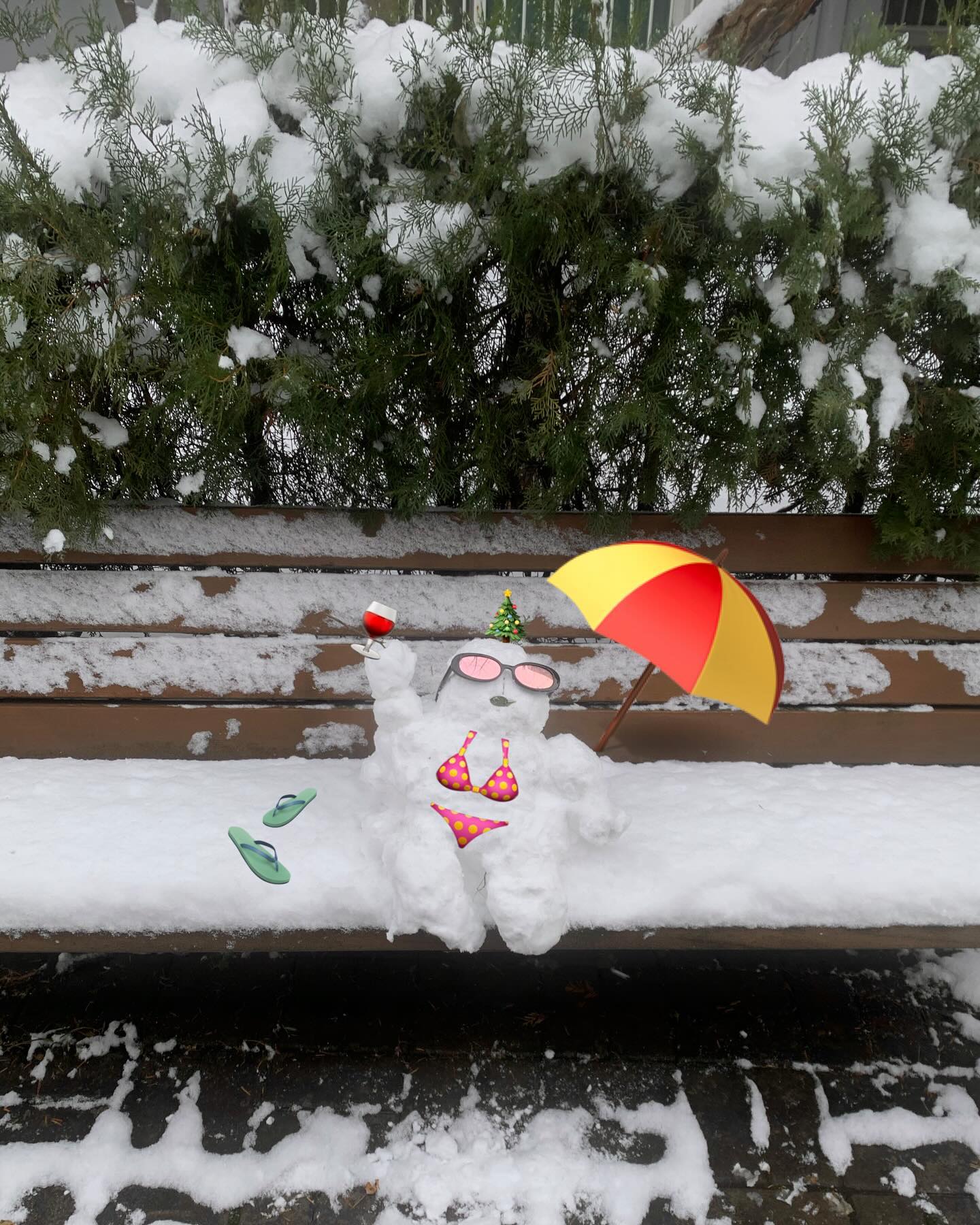 🌨️ #snowman 

퇴근하고 쉬고 있는 오빠 꼬셔서 
눈사람 만든게 엊그제 같은데 
벌써 작년이고…
이번엔 자고 있는 동생님 옆에가서 
안나빙의;) 같이 눈사람 만들래 시전 …☃️🤧

만들자고 떼쓴 나보다 더 열심히 만드는 
요사람들 덕에 엄청 웃었다

철없는 나 놀아죠서 고맙소 우리가죡 사랑해 (˚ෆ*₊)