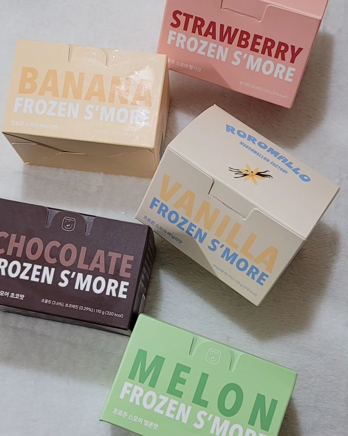 #협찬
'
겉은 마시멜로우, 속은 아이스크림으로 구성된 이색 디저트!🍨✨️
로로멜로 roromallo.official 
[프로즌스모어 5종(바닐라, 딸기, 초코, 멜론, 바나나)]
'
로로멜로 프로즌스모어는,
100%핸드메이드 아이스크림으로 쫀득한 마시멜로와 부드러운 아이스크림이 들어가 있어 겉은 따뜻하고 바삭! 속은 시원하고 쫀득한 구워먹는 마시멜로 아이스크림입니다!🙆🏻‍♂️👍🏻
'
디저트 전문가들의 끊임없는 연구와 개발하여 100% 수제로 만든 디저트로 HACCP 인증과 직접 만들어 더욱 믿고 드실 수 있습니다!🍨✨️
'
캠핑 간식, 홈파티 디저트, 분위기있는 술안주로 좋을 것 같고 마시멜로 본연의 쫀득한 식감과 구웠을 때 바삭한 식감을 모두 느낄 수 있어 식감 대폭발로 즐겁게 아이스크림을 즐길 수 있습니다!🍦🌟
'
🎉1월16일 화요일 15시 라이브커머스 진행🎉
https://view.shoppinglive.naver.com/lives/1222119 
◾️40%할인(정가 : 5,000원->할인가 : 3,000원)
◾️3만원 이상 구매 시 무료 배송 & 토치 무료 증정
◾️리뷰이벤트 3명 추첨해 스타벅스 상품권 2만 원 교환권 증정
◾️소통왕 3명 추첨해 스타벅스 아이스아메리카토 2잔 기프티콘 증정
'
간편하게 직접 구워 먹을 수 있는 달달한 디저트 로로멜로 프로즌스모어 추천드립니다!🙋🏻‍♂️
'
#마시멜로우 #마시멜로 #프로즌스모어 #마시멜로우아이스크림 #마시멜로아이스크림 #구워먹는아이스크림 #광고 #리뷰어스  #캠핑간식 #아이들간식 #아이스크림추천 #커피디저트 #디저트추천