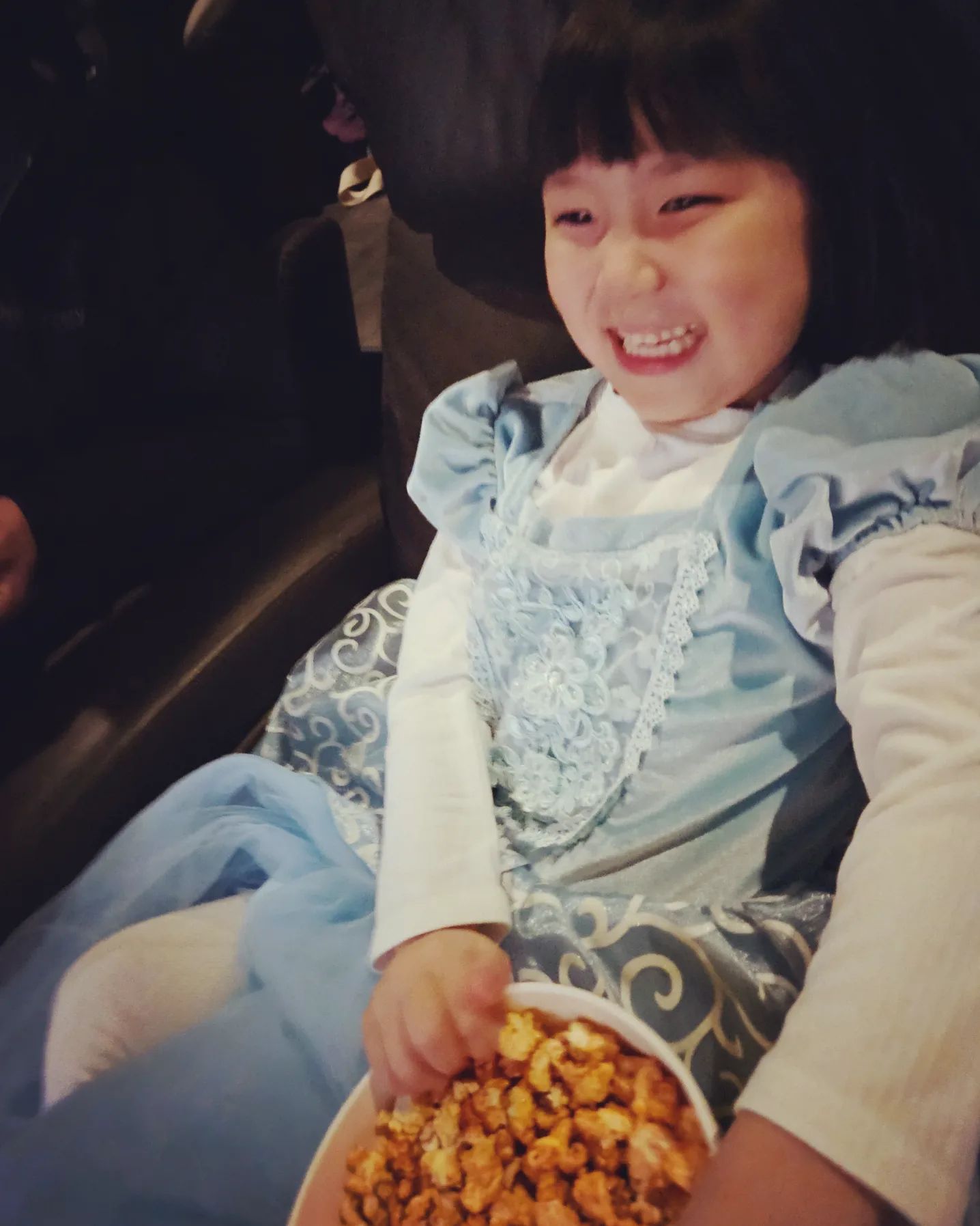 다율이는 엄마,아빠랑 아기상어 극장판 영화 관람함.
다인이 언니가 외할머니댁에 혼자만 가서 슬퍼했지만ㅜㅜ
태어나서 처음으로 엄마아빠 사랑 독차지 하며 
아기상어 영화 보면서  행복한 시간 보냈음.

CGV다산 리클라이너관에서 편안히 누워 
재미난 아기상어 극장판 영화도 보고~게임도 하고
새로 생긴 종로서적과 함께 있는 인크커피도 갔다가
인테리어 멋졌던 테이블린 가서 저녁도 먹고~

다산현대프리미어캠퍼스 안에서 편안히 즐길수 있었던
모두가 편안하고 만족스러웠던 아이랑 데이트~~~ 

💛아기상어 극장판 : 사이렌스톤의비밀
다율이에게 특별했던 2024년 2월7일 엄마의 기록...

#아기상어극장판#사이렌스톤의비밀
#아기상어극장판사이렌스톤의비밀#아기상어_CGV관람인증#PIC괌#아기상어극장판#파닥파닥꼬리악수#아이랑볼만한영화#다산cgv#리클라이너관#다산CGV10관#babyshark#아이랑영화관#엔하이픈#enhypen#가족영화#우먼센스#인크커피#종로서적#다산신도시#다산핫플#남양주핫플#테이블린#현대프리미어캠퍼스#현대프리미어캠퍼스몰#현대프리미엄아울렛스페이스원