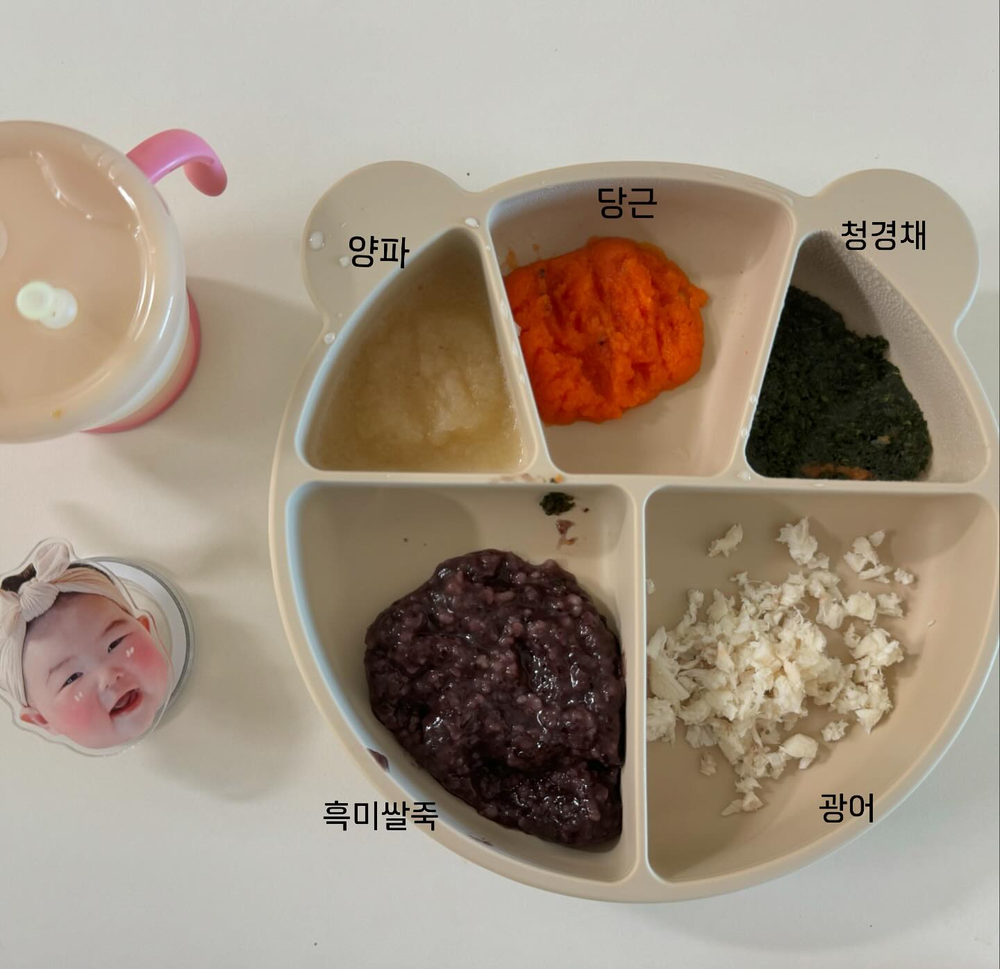 👶🏻Harin +260days ෆ⸒⸒

오랜만에 하리뽀 이유식기록 🍽️

소고기육수로 만든 흑미쌀죽 60g
양파 20g＋당근20g＋청경채20g＋광어10g
(생선은 수은함량때문에 일주일에 2-3번 10g~20g정도.ᐟ.ᐟ)

𖦹 하루 이유식 2번 130-150g씩 + 분유 3번 230-240g
𖦹 중간 간식 ; 떡뻥.치즈.요거트.과일 등 

- 이유식기 : habihabi_official 
우선, 식기는 뚜껑이있으니 하비하비꺼만 쓰게됨,, 
전날 꺼내놓을때 좋음 !

- 흰살생선 : fishwoman_ 
뼈가 다 손질되어있어서 편리하고, 조리하기쉬우며
여러종류의 흰살생선 구매가능 ! 

#이유식기록#토끼띠맘#이유식기#생선파는언니#하비하비
#육아맘#육아소통#포항맘#딸랑구맘#일상