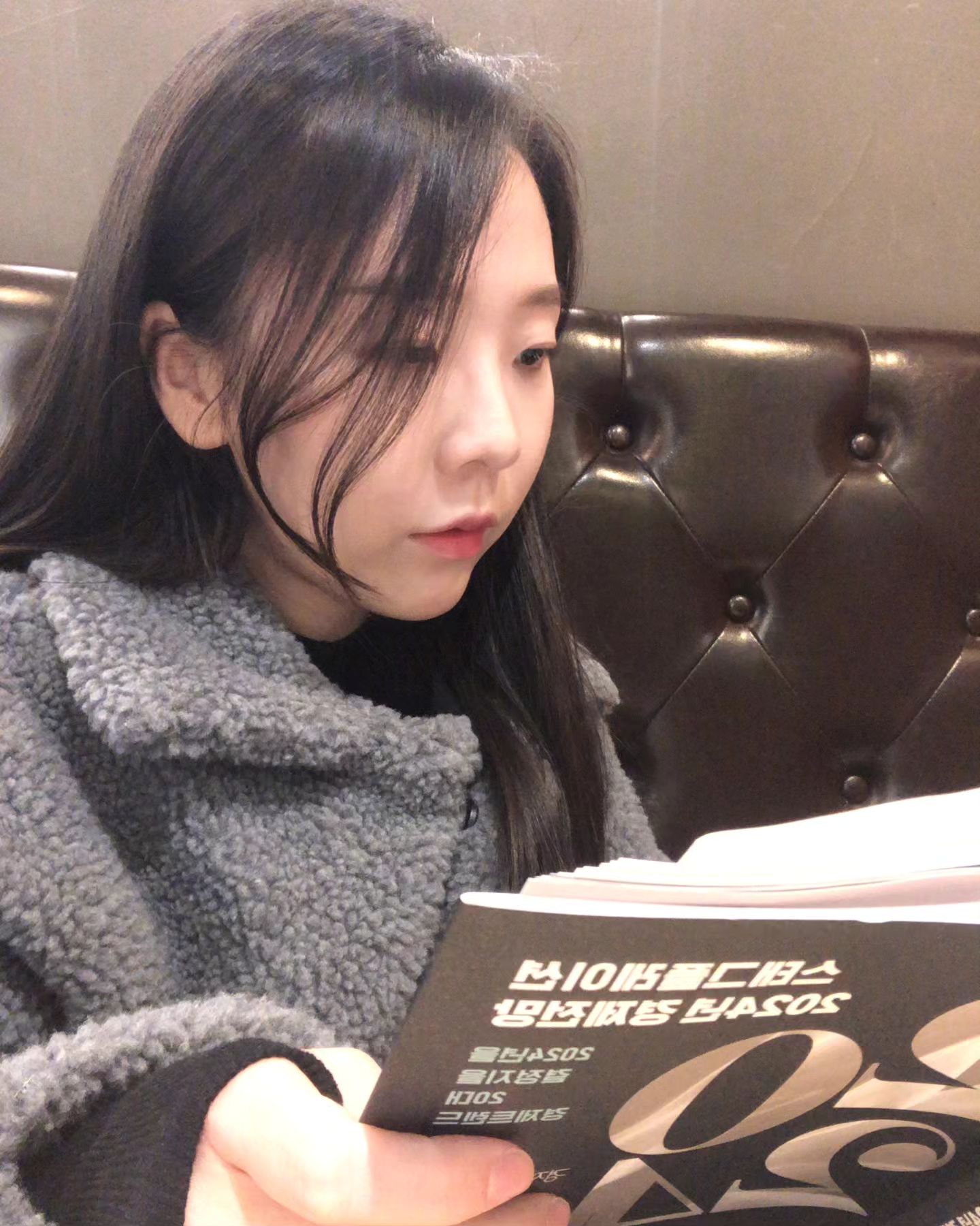 #협찬

요즘 빠져 있는 책 📚 
일 가기 전 30분씩 꼭 읽고 출근 하고 있어요!

스태그플레이션의 주요원인을 탐구하고
세계경제동향을 안다는 것에 대한 즐거움을 주기도 한 책 
2024년 핵심이슈에 대해 알기 쉽게 풀어져 있었다

고물가-고금리-저성장, 한국경제, 새로운 시대의 금융 트렌드 등
경영자가 아니더라도 관심갖고 본다면 도움이 될 책이라고 생각이 된다.
사실...난 에세이보다 이런 책이 좋아..💡

#경제전망 #경제 #트렌드코리아 #2024 #해피뉴이어 #트렌드코리아2024 #경제트렌드 #트렌드 #마케팅트렌드 #경제경영 #경제공부 #경영 #경제학과 #주식 #주린이 #3040