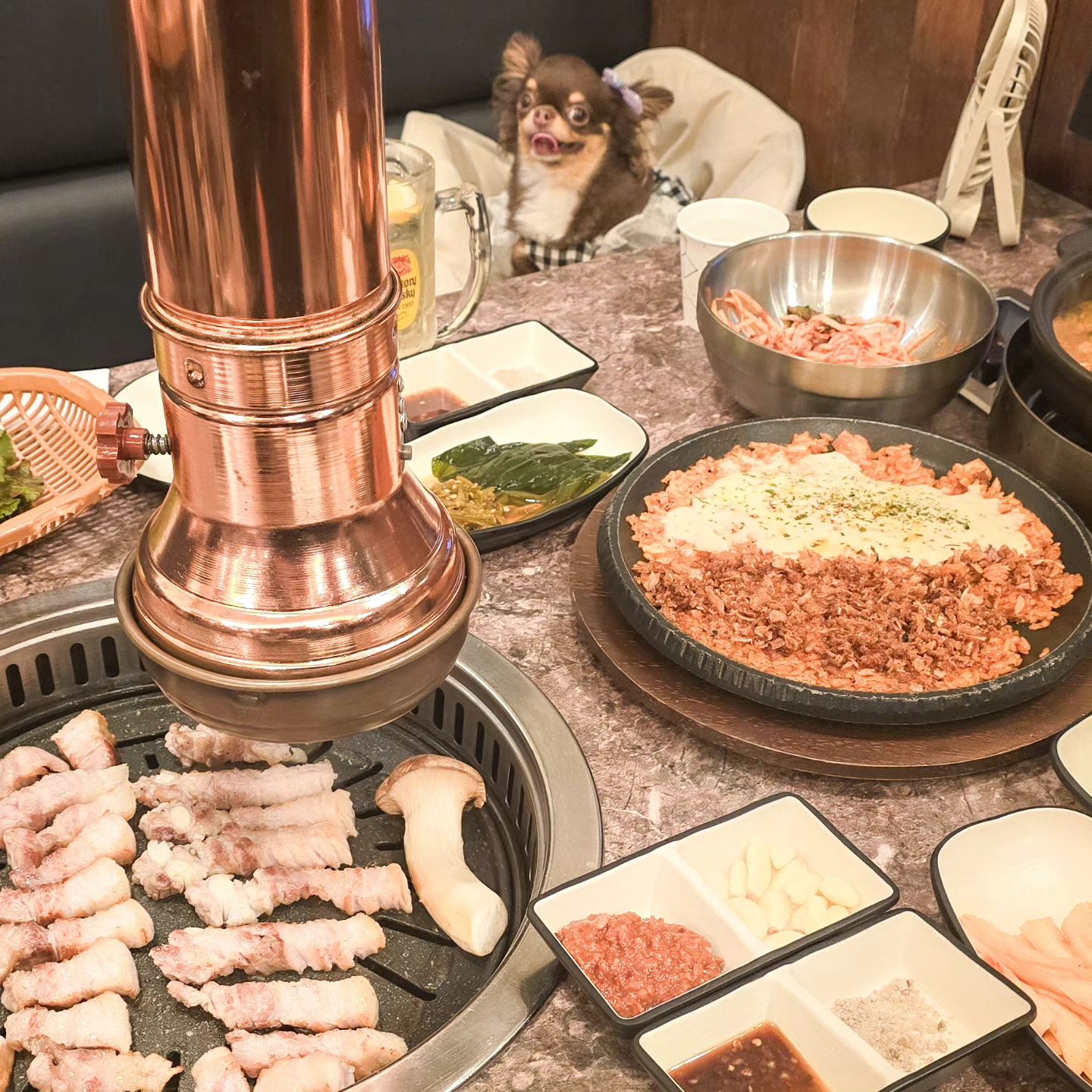 하늘도시 애견동반🐶 가능한 맛난🍖 고기집(⌒∇⌒)ノ"

남꿔고가👍 맛있는건 국룰(*^ー^)ノ♪

잘생긴알바오빠들이☺️ 고기두 어찌나 맛나게🩷 꿔주는지(　ﾟﾛﾟ)!!

한번🩵 가보고 쭉 단골로 계속🫶 가고이쬬ヽ(*´∀｀*)ﾉ

#돼지만 #돼지만영종직영점 #영종도고기집 #애견동반맛집 #영종도애견동반식당 #하늘도시애견동반맛집 #하늘도시애견동반식당 #영종도애견동반고기집