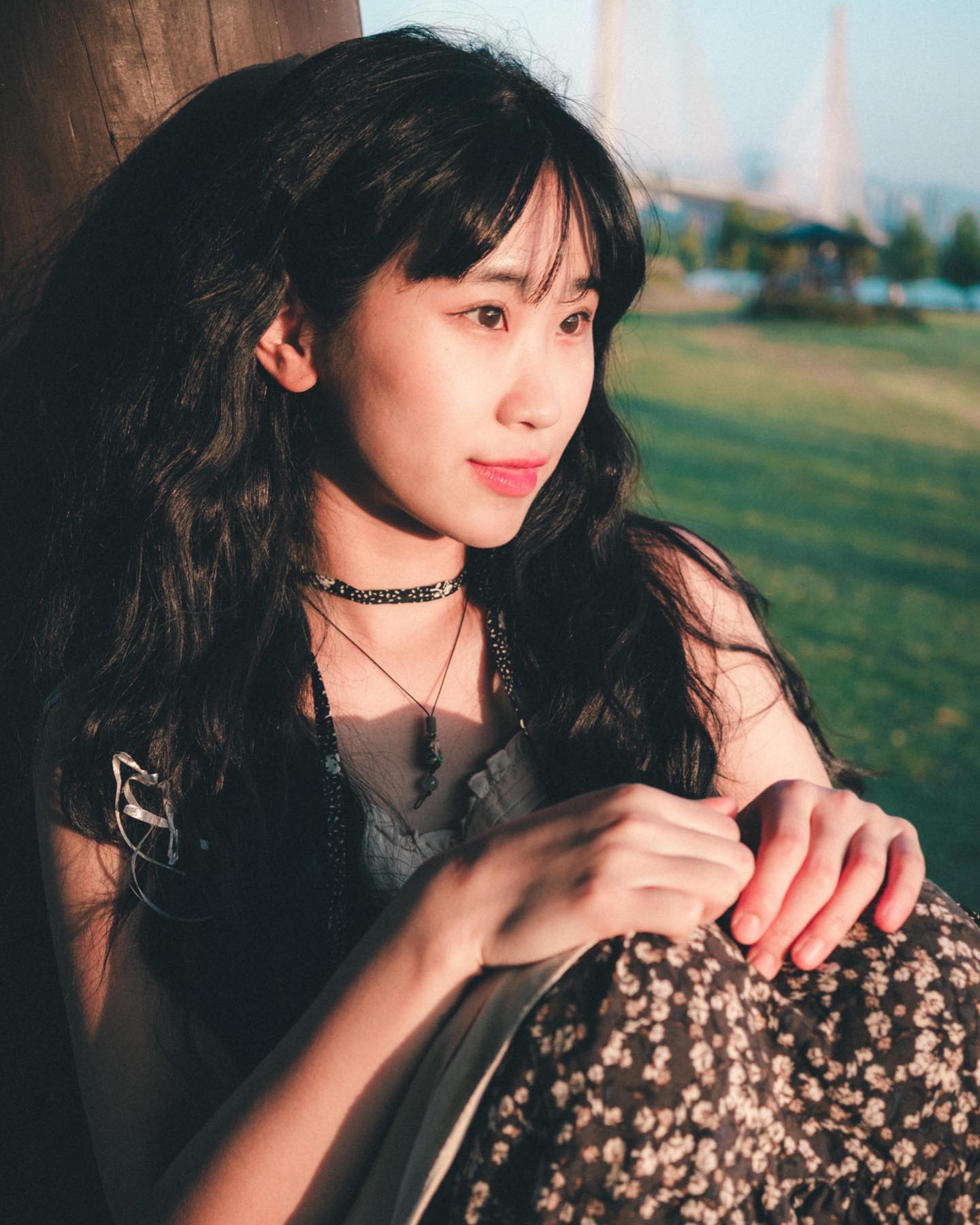 선선함과 따뜻함이 묻어있는 나🍧

저물어가는 해와 내 눈높이가 맞아떨어질 때
갈색 눈동자를 이쁘게 담아주신 작가님 👍🏼🥹👍🏼

그때 불던 바람과 멍때리면서 바라 본 노을이 느껴지는 사진들이네요 :)

재미있고 기분좋은 작업이었습니다

Photo by hyopang_snap