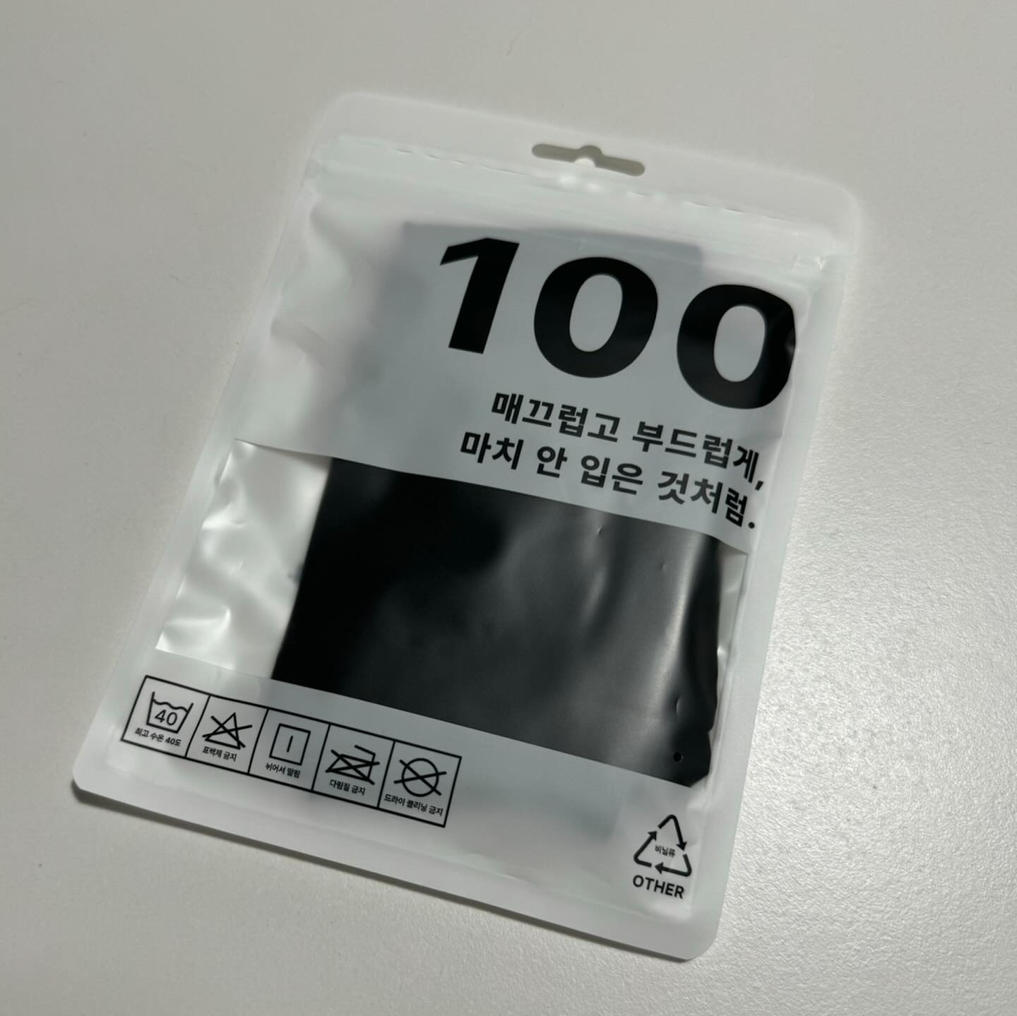 #협찬

쑥 안감으로 친환경 식물소재의 원단으로 만든 모무 드로즈 :)
흘러내리지도, 자국이 남을정도로 답답하지 않은 밴딩 두께 1.5cm로 땀과 수분을 빠르게 흡수하고 발수하기 때문에, 늘 쾌적하고 시원하게 입을 수 있는 드로즈예요 !!

남성 영양제 챙겨 먹느니 온도 1℃ 내리는게 더 중요하다고 하던데 더워지는 여름에 우리신랑 시원하게 입을 수 있어 좋더라구용😁

36종의 소재를 만져보며 기능성과 매끄러운 촉감에 집중했다고 하니 입은 듯 안입은 듯한 드로즈 추천이용👍

#모무 #모무박하드로즈 #모무드로즈 #남자팬티 #신랑팬티추천 #드로즈추천 #일상 #소통 #좋아요 #선팔맞팔 #좋반 #좋아요반사 #좋반테러 #좋아요테러