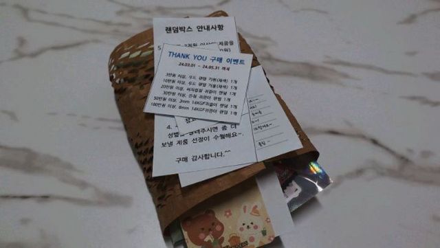  mynameismilk on Instagram: "#광고 #협찬 #주니엘

리적인 가격을 추구하는 
주얼리 브랜드 주니엘

저번에 너무 귀여운 원석마그넷을
집에 데려왔었는데, 아니 이번에는 

#천원의행복랜덤박스
ㅠㅠㅠㅠㅠㅠㅠㅠㅠㅠ

랜덤 제품들 종류는 
홈페이지에서 봤는데
진짜 #귀여운것이세상을구한다 
느낌이 딱 오는 랜덤제품들이라 
진짜 너무 귀엽더라구요 ㅠㅠㅠ

랜덤박스 종류들은 
#우드키링 #여자귀걸이
#귀여운팔찌 반지 #레진
#책갈피 #드롭귓클러치 #펜던트 등
다양하게 준비 되어 있음!

milk도 어떤 아이가 올지 
랜덤이라 너무 두근두근 했는데!

일단 주니엘만의 싸비스!!
귀여운 #다꾸스티커 ㅠㅠㅠ 
다이어리에 진심인 milk는 
주니엘에서 배송 올 때 마다
넘나 설레이고 행복해요 +ㅁ+)

귀여운 스티커는 물론이고 
오뚜기 장난감에 ㅠㅠㅠㅠㅠ 
블링블링 팔찌 반지 귀걸이!!
브로치랑 열쇠고리까지!

진짜 종류별로 다 왔더라구요 ~ _~)

랜덤뽑기 하는 재미가
넘나 쏠쏠해버린다고!!!!!! 
거기에 귀여움은 당연히 필수 ~ _~)!! 

올만에 추억과 동심으로 돌아간 
하루를 보낼 수 있었다구요 >ㅁ<

#랜덤박스 #럭키박스 #핸드메이드
#귀걸이 #키링 #목걸이 #브로치
#반지 #팔찌 #랜덤 #수공예 #랜덤게임
#주니엘랜덤박스 #귀여운게최고야"