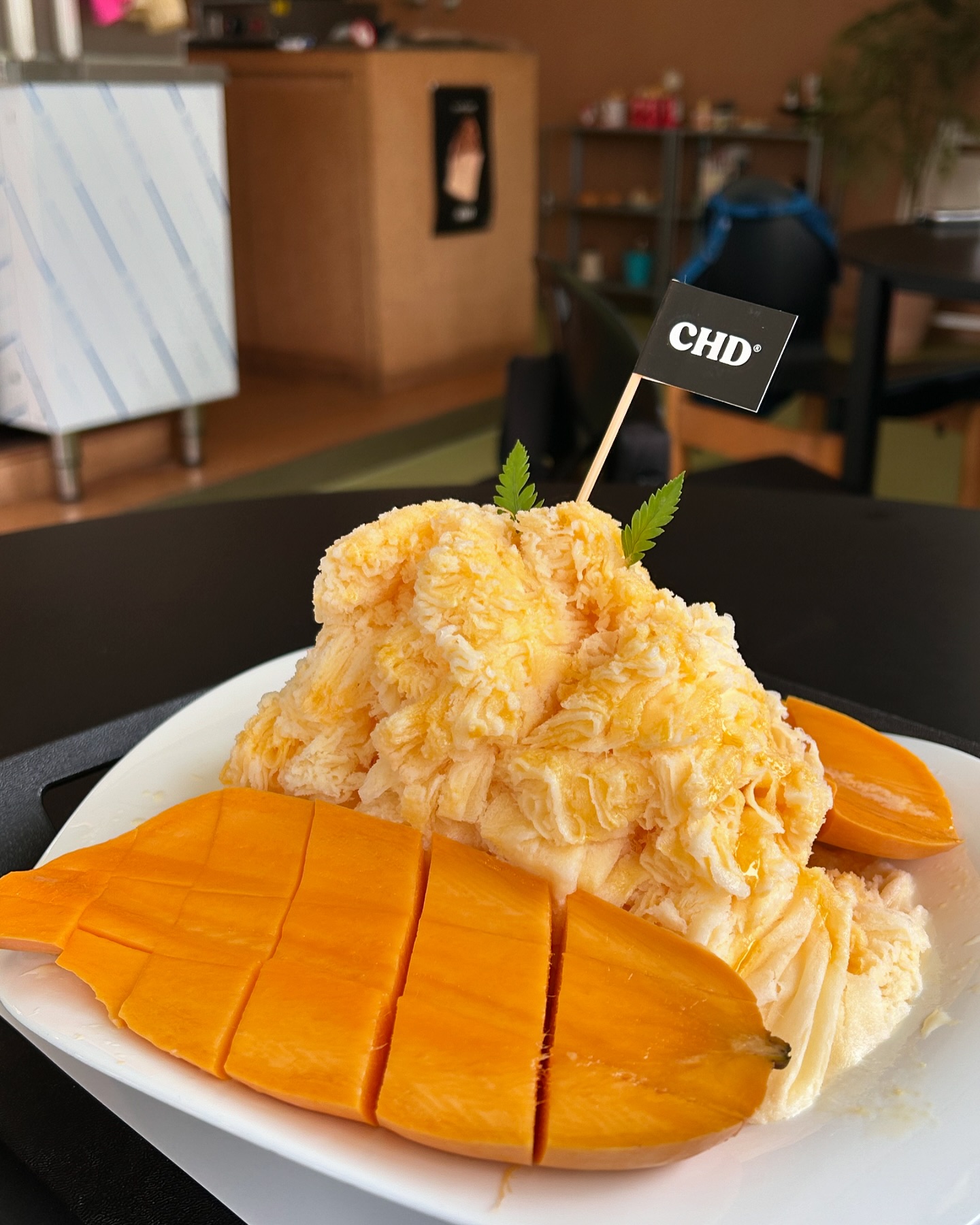 여름은 망고지 🥭
여름에 망고를 안먹는다????🥹
망고는 필슈죠‼️

여기는 성수동 ‘차일디쉬’
망고를 이렇게 왕따시만하게 올려준다구용😝
가격이 비싼데,,? 하겠지만
양이 생각보다 많더라구요,,😧
세명이서 먹어도 충분‼️
망고도 너무 달고 빙수도 너무 맛있었어요🙆‍♀️

소금붕어빵도 바삭하고 짭조름하니 너무 맛있구요🥹
미니소금빵은 귀엽뽀작 그자체‼️
(사실 소금붕어빵이 쪼오꼼 비싸긴한데 그래도 맛있🥲)

#망고빙수 #빙수 #빙수맛집 #성수 #성수카페