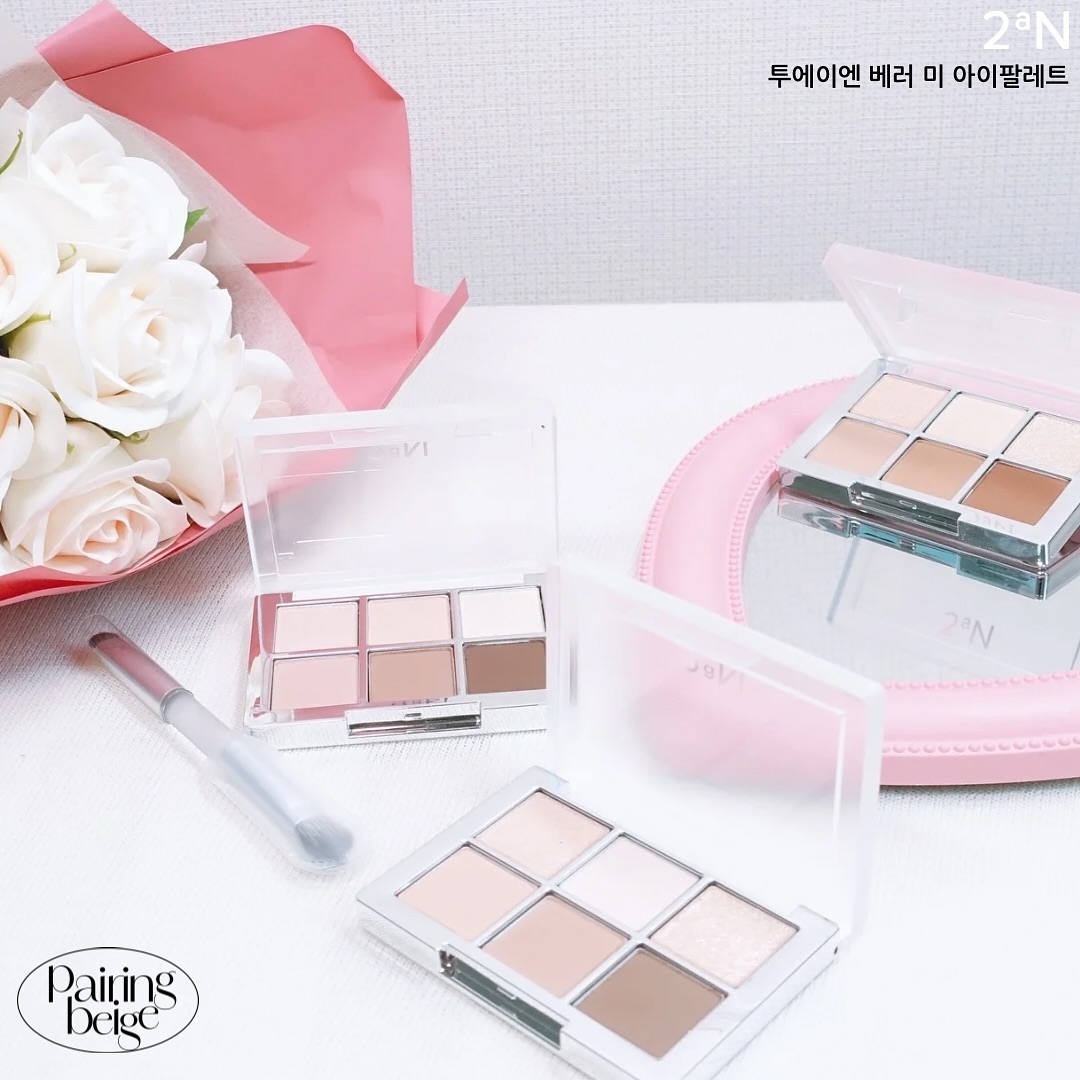 #협찬 2an_official 

다가오는 가을엔 역시 베이지 + 브라운 🤎
투에이엔 페어리 베이지 컬렉션 가져왔어요!

기존에 웜톤과 쿨톤을 저격한 베이지 컬러 구성 팔레트에 
이어서 깔끔하고 클래식한 새로운 컬러 뉴트럴 베이지 
06 스테디 컬러가 출시되었다고해서 들고왔어요!

기대했던 것 보다 색감+펄감이 사진보다 실물이 훨씬 이쁘더라구요🫶🏻

페어링 베이지 컬렉션의 3가지 컬러들은
모두 차분한 베이지톤에 웜/쿨/뉴트럴이 조금씩 섞여있어
톤에 크게 구분없이 쓰기에 좋은 6구 팔레트입니다!

부드러운 발색력에 은은하게 쌓기 좋아서
화장 못하시는 분들도 쉽게 사용할 수 있을 것 같았어요!
전부 손이 잘가는 기본 컬러들만 모아둔 팔레트라
가을뿐만아니라 사계절 내내쓰기에 손색없는 팔레트에요!

🤍04 #뉴데이
소프트 웜 베이지 컬러의 따뜻한 톤온톤 구성으로 맑게 쌓이는 음영템이에요! 
토스트같이 살짝 구운듯한 색감이라 가을에 딱!이에요
뉴데이는 가을웜분들이 사용하기 좋을 것 같고 데일리 메이크업에도 찰떡인 색감입니다

🤍05 #디어미
차분한 핑크 베이지예요. 여름쿨, 겨울쿨분들께 추천드려요. 
쿨톤을 위한 컬러인 만큼 노란기를 싹 뺀 브라운으로, 시크하고 우아한 분위기를 연출할 수 있어요.
자연스러운 핑크 색감을 좋아하시는 분들은 디어미 색상 주목! 💕

🤍06 #스테디 (NEW!)
모든 피부톤이 쓰기 좋은 뉴트럴톤의 차분한 베이지 컬러에요!
차분하면서도 깊은 컬러감을 자랑해서 꼭 하나만 산다면 이 팔레트로 추천드려요!
답답하지 않은 깔끔 단아한 음영 팔레트라 요 팔레트 하나만 있으면 쭈욱~ 잘쓰실 것 같아요!

올리브영 세일을 맞아 투에이엔도 함께 프로모션을 진행하는데요! 
아래 정보 확인하셔서 더욱 더 기분 좋게 페어링 베이지 컬렉션을 만나보세요.

8/30~9/5 동안 베러 미 아이팔레트 23,000 > 19,000 (17% 할인)
* 2, 6호 구매 시 브러쉬 증정 기획 세트

#투에이엔 #페어링베이지컬렉션 #섀도우팔레트 #아이팔레트
#가을메이크업 #메이크업팔레트 #웜톤팔레트 #쿨톤팔레트
#뉴트럴팔레트 #팔레트추천 #올리브영팔레트추천 #올영세일 #올영세일추천템