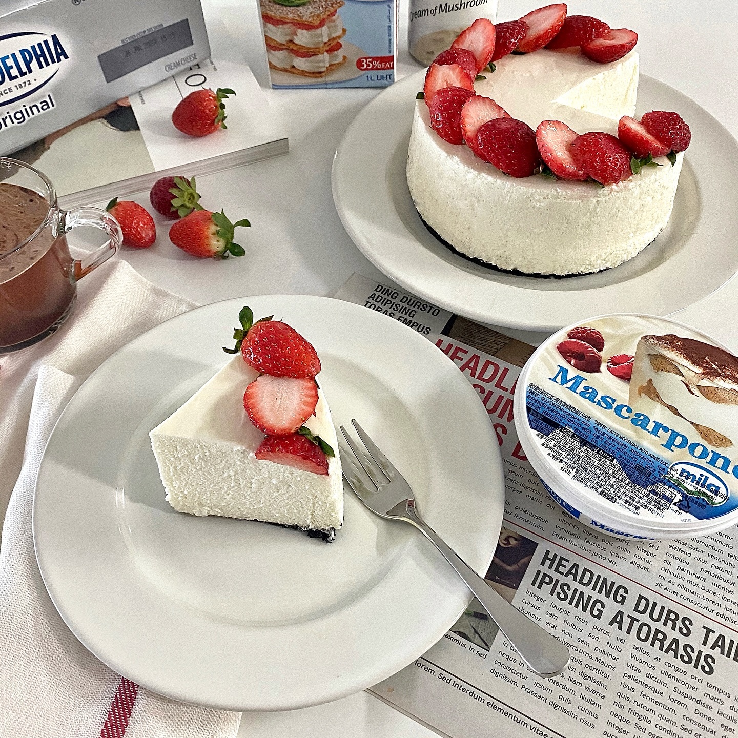 스트로베리 치즈케이크 🍓🍰
딸기시즌이 돌아 왔습니다!!
마스카포네와 필라델피아 반반 섞으니 더 맛있는듯...
생크림 케이크 도전 하고 싶은데 맨날 망해....
