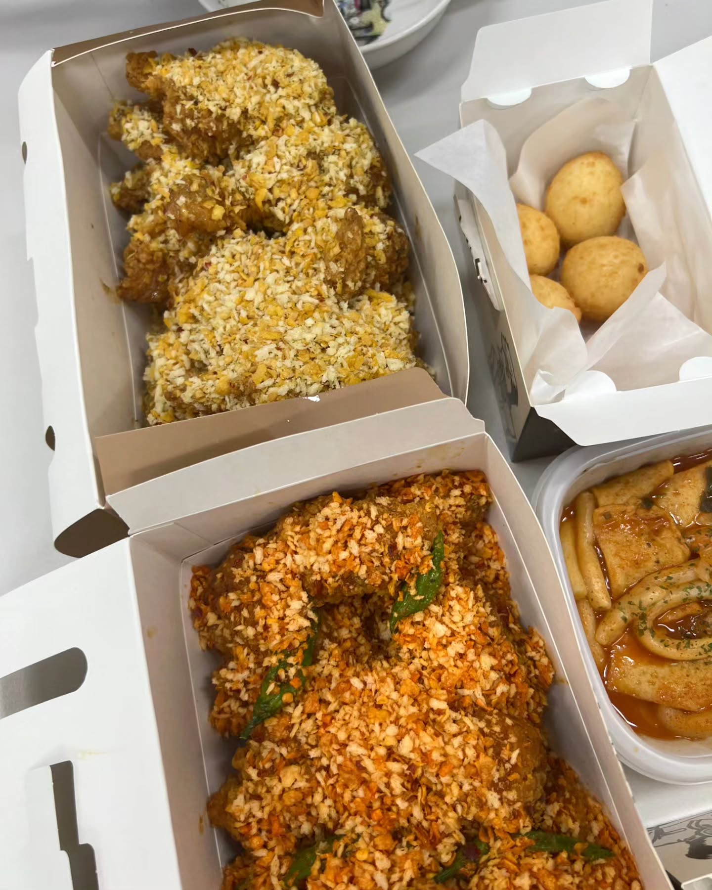저녁 해먹기 귀찮아서 치킨인류에서 새롭게 출시된 갈릭바삭 먹었는데요

요 근래 젤 맛있게 먹은 치킨이라 여러분들에게 소개해드리려 해요~~ 😉

크리스피한 식감의 치킨위에 크런치한 황금 후레이크까지
올라가서 바삭함이 배가 되더라고요

달콤한 마늘맛에 뒤이어 느껴지는 버터향까지.. 크 또 먹고 싶네요

매운 것도 궁금해서 레드갈릭바삭도 시켜봤는데요
와 이거 안 시켰으면 후회했을 뻔했네요 ᵔ◡ᵔ 
꽈리고추가 토핑으로 올라가 있어서 이게 별미더라구요 

함께 시킨 치즈볼은 두말하면 입 아픕니다 ㅋ 
넘 고소하고 부드러운 치즈니까 꼭 드셔보세용 ❤

#치킨인류 #갈릭바삭 #레드갈릭바삭 #맛에치인다 #치캡틴 #치홍 #황금후레이크 #스파이시갈릭후레이크 #치킨추천 #치킨맛집 #후라이드치킨 #매콤한치킨