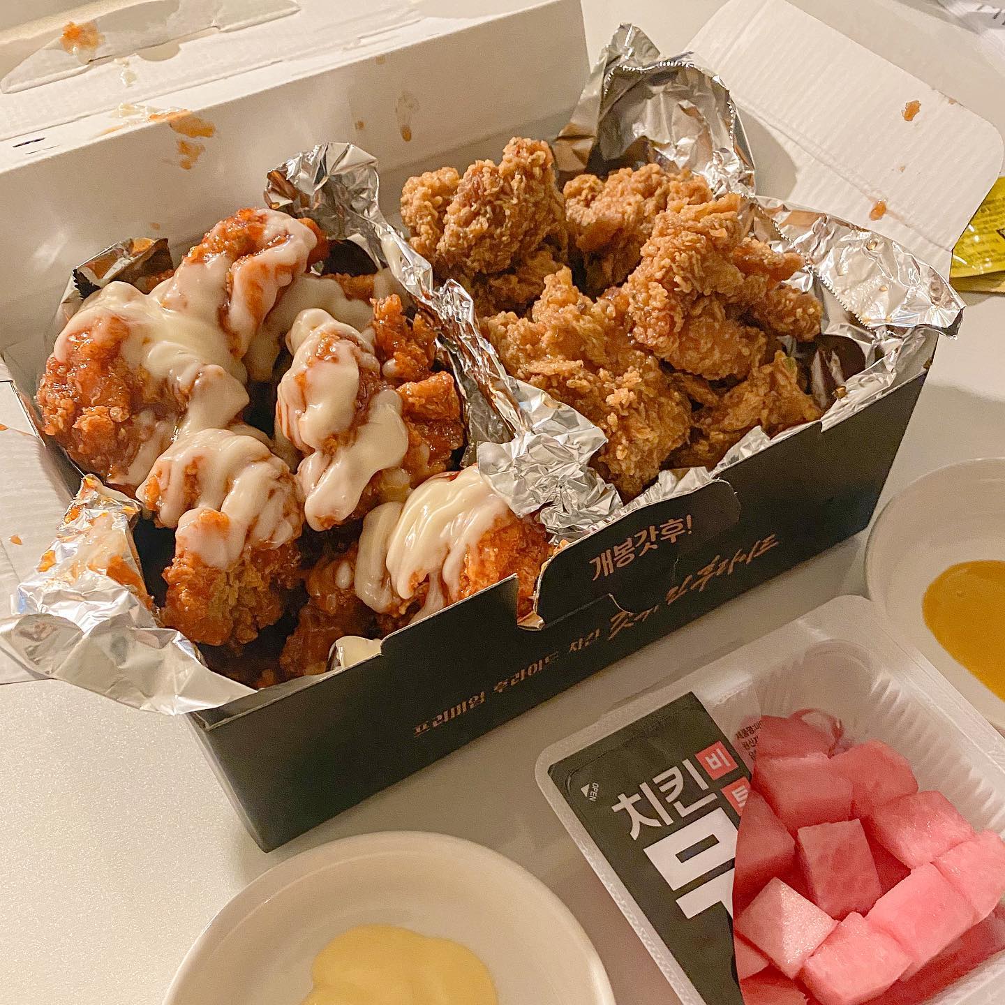 요즘 치킨이 너무 맛있어요
이전에도 맛있었는데
요즘은 더더더 맛있어요🤭😋
요즘 최애 치킨입니다

#치킨 #치킨스타그램 #치킨🍗 #먹스타맞팔 #먹스타그램🍴 #먹스타 #먹스타그램촵촵 #야식스타그램 #야식메뉴 #야식타임 #야식그램 #갓튀긴후라이드