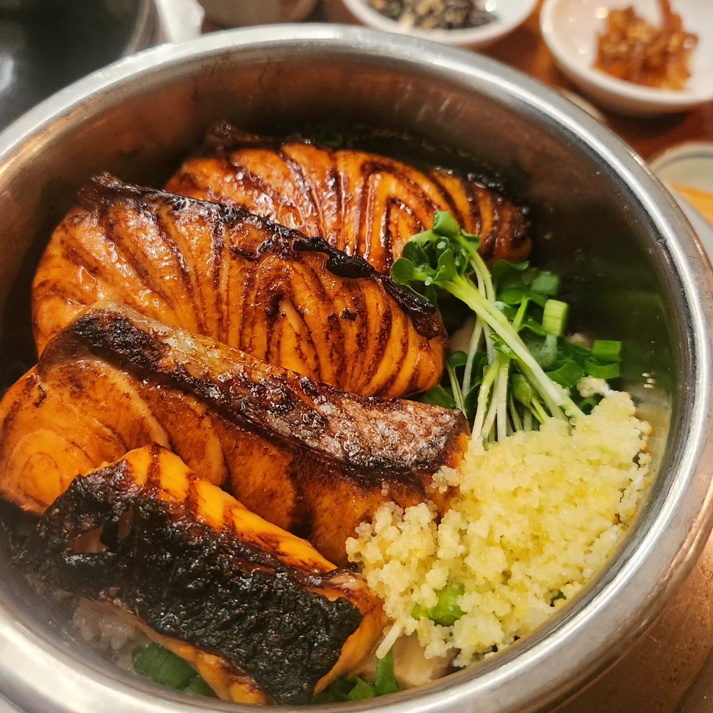 #성수맛집 #서울숲맛집 #쵸리상경 #솥밥맛집

2주전이였나 
엄청 추웠던 날이였어요.
브레이크타임에 걸려
40분 넘게 웨이팅해서 
어렵게 다녀왔어요.

갈때마다 너무 사람이 많아
포기했던 곳이에요.

#연어솥밥 #장어솥밥
둘 다 너무 너무 맛있어요~~~
추운 날씨엔 더욱 좋은 솥밥🔥👍

캐치테이블로 미리 예약해야 
그나마 덜 기다리고 식사 가능하니 
꼭 예약하고 다녀오세요.