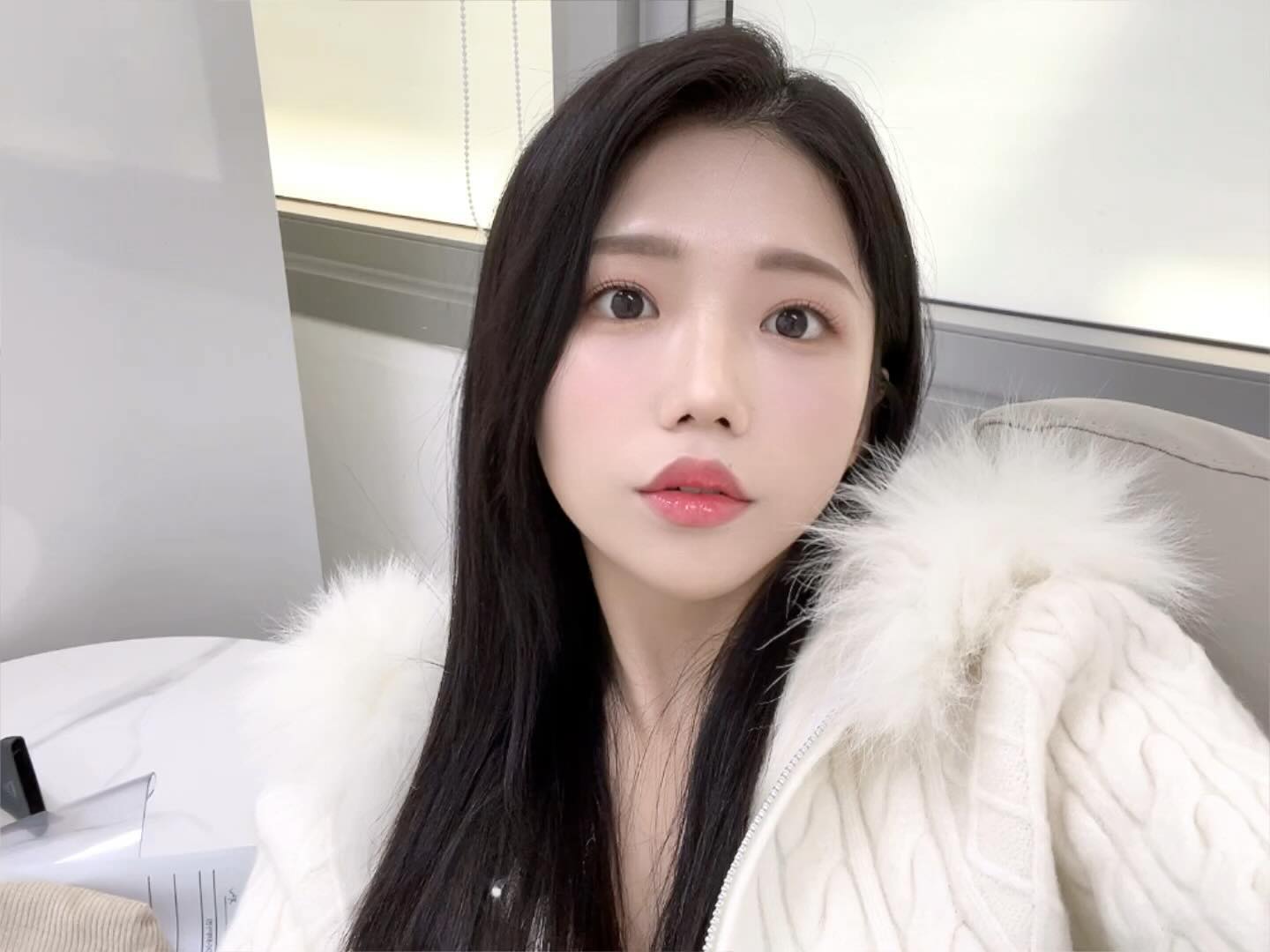 #협찬 헬요일 끄읕

11월 마지막주 잘 견뎌보아요👐🏻

12월 오면 더 춥게쬬...😑
날씨 추워지면 머릿결도 같이 추위타는 거 아시죠?

이런 날씨에 특히 신경써주기
실키오일 듬뿍듬뿍 발라주는 중 
매일 드라이에 매달 염색에도 결유지할 수 있는 건 다 curlyshyll_official  덕🤍

#커리쉴COC #curlyshyll #커리쉴 #머릿결관리 #헤어에센스 #헤어오일 #겨울나기 #11월마지막주 #월요팅 #퇴근 #셀카 #셀피 #selfie #selstagram #아나운서