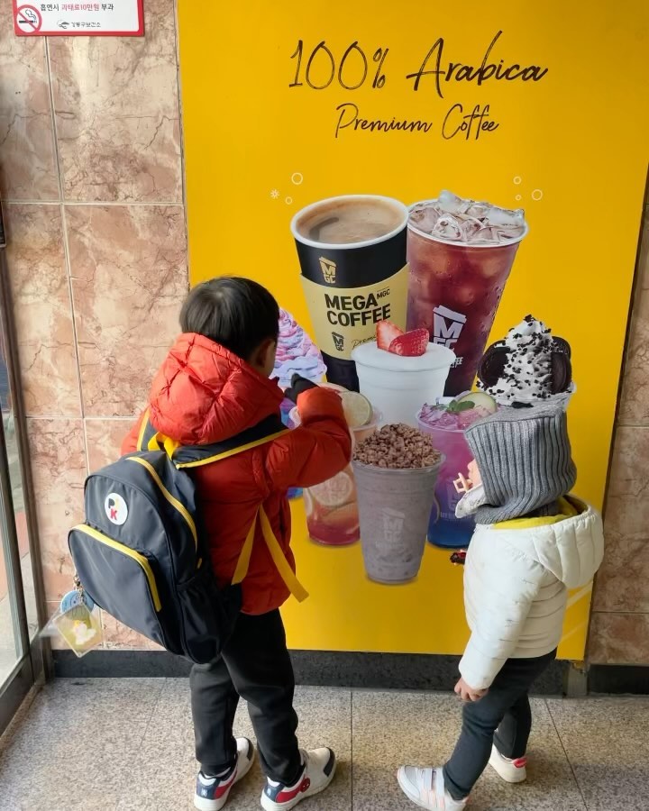 둘이 종알종알 이야기 하는 모습이 귀여운
나는야 도치맘❤️
엄청 싸우지만 또 서로 좋아하고
특히 로희는 오빠가하는거 다 따라하고
같이 놀고싶어서 졸졸따라다닌다능😝😝
이제 일주일뒤면 기다리던 우리집이 다시 생긴다!!
잘정리하고 잘 살아보자💕💕
.
.
#단기임대살이 #남매맘 #아들맘 #딸맘 #빡센연말 #연말 #이사 #내집마련 #쉽지않군 #4인가족 #남매 #사랑스런아가들 #닮은꼴 #겨울 #춥지만따뜻한 #그런날 #건강합시다