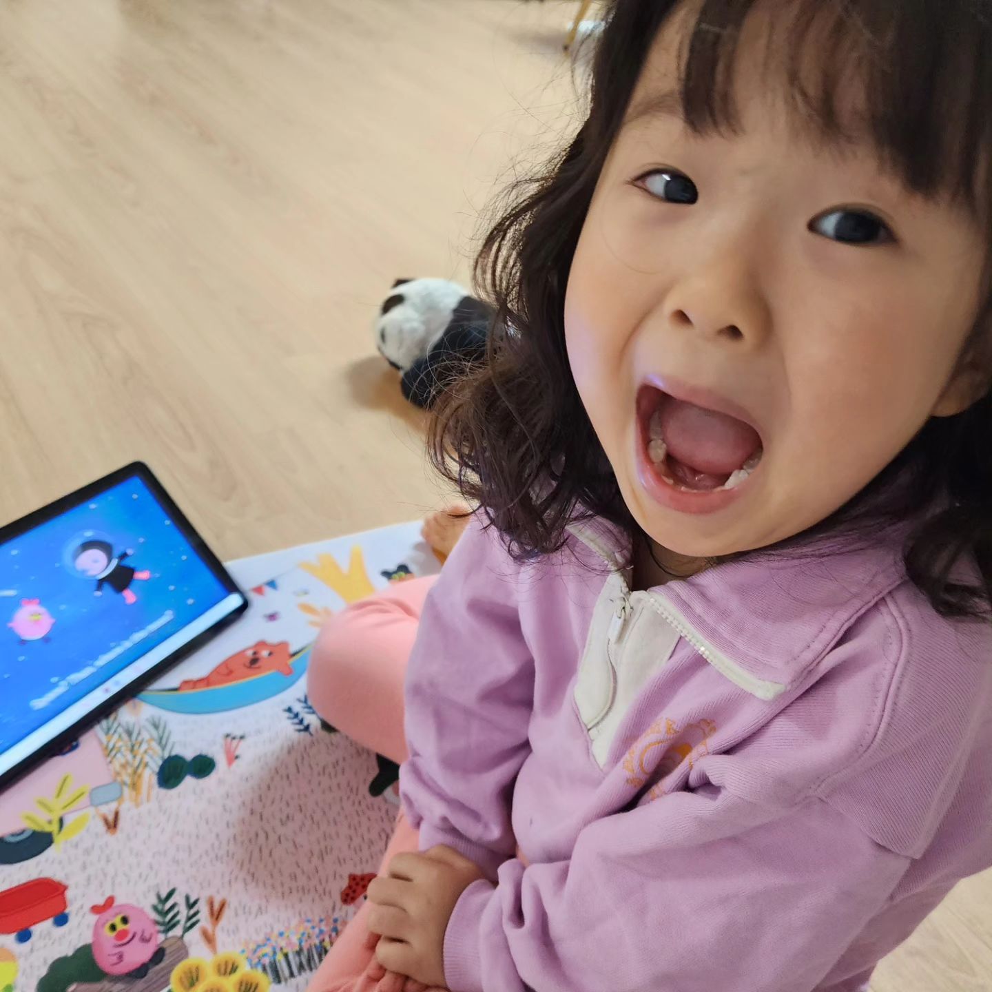 #협찬 이지만 리딩게이트로
즐거운 온라인 영어시간 📚

서툴러도 어려워도 뭐든 다 괜찮아요. 함께 커가는 것이 중요하니까요. 이번주엔 새해를 맞이하여 1일 1게이트 하려고 목표를 잡아보았어요. 아이랑 함께 꾸준히 영어를 듣기도 하고 학습하면서 재미를 얻고 있답니다. 미디어 노출, 물론 좋아하죠.

그렇지만 영어독서 편식 없이 다양한 이북이 준비되어 있어서 아이가 늘 새로워 한답니다. 어마어마한 양의 책들도 들을 수 있고 이동이 편리하다는 점도 좋아요. 이북도 보고 단어학습도 하며 이번주 둥글레 영어도 맑음입니다.🌈

📍다양한 테마와 시리즈에 칼데콧상 / 뉴베리상 수상작 / 미국 교과서 수록작 등을 포함하여 5,000여권의 e-Book(전자도서)

📍p-book(영어원서) + 매월 엄선한 10권이상의 신규 도서들이 업데이트 ➿️

📍 다양한 독서와 주간 / 월별 관리까지 체계적인 자기주도 학습

⚠️ 리딩게이트 감/사/제⚠️
📢24년 새해부터 열리는 특별한 혜택과 이벤트가 있으니 방송 정보도 함께 알려드려요!
□ when? - 24년 1월 4일 오전 11시 35분
□ where? - cj 온스타일 TV 방송

#영어원서 #리딩게이트 #이북 #온라인어학원
#유아영어 #초등영어 #영어홈스쿨 #영어리딩
#온라인영어도서관 #겨울방학영어 #홈스쿨링영어공부