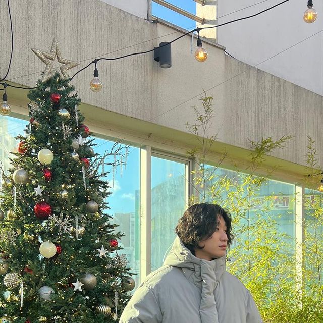 기호 on Instagram: "#협찬 올해는 따뜻하게 마무리 하겠다❄️ 밑단 스트링으로 오버핏을 조금 잡아줄 수 있는게 포인트 #제품제공 @1rony9orno_official 📌 후드 스트링 오버 패딩 #아이러니포르노