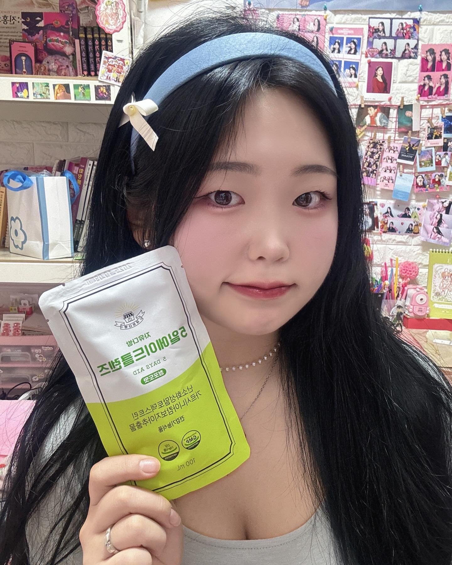 30kg까지 빼본 다이어터로써 
진짜 여러가지 다이어트 보조제를 먹어보고 마셔봤지만
지금까지 먹고 마신것중에 제일 효과가 빠르고 효과좋았던 
바로바로

freedom_cafe_kr 
[자유다방] 5일 에이드 클렌즈

마시고 3~4시간 뒤에 바로 화장실로 가야해서 
저는 퇴근하고 저녁에 마시거나
아예 쉬는날 아무 계획도 없을때 마시곤 하는데요
진짜 영혼까지 탈탈 털려요ㅋㅋㅋㅋ

게다가 진짜 맛있어요
저는 모로오렌지맛이 제일 맛있었어요!!!
청포도맛은 봉봉이랑 알로에음료 섞은듯한 맛이고
모로오렌지 맛은 딱 편의점에서 파는 
얼ㄹ이브 블러드오렌지 음료맛이에요!

이제품은 체지방 감소 기능이 들어있는 ‘가르시니아 HCA’ 가 들어있구요
배변활동을 원활하게 하고 식후혈당상승억제, 혈중 중성지질 개선 기능성을 인정받은 ‘난소화성말토덱스트린‘ 이 5000mg 함유되어 있더고 합니다!
그리고 식약처에서 건강기능식품으로 인정을 받았다고 해요
그래서 안전하게 마실 수 있는 다이어트 클렌즈 입니다 😆

다이어트로 인해 식단조절 하면서 배변활동이 좀 둔해지신 분들,
중요한 일정,촬영이 있는 분들은 요 제품 한번 마셔보시면 좋을거같아요!

💗
4월 1일(월) 부터 4월 5일(금)까지 공구 할 예정이에요!

1박스 기준
- 네이버 최저가 : 23890원
- 공구가 : 18900원 

거의 5천원 가량 저렴하게 판매 할 예정입니다!!

한박스에 5포 들어있는 제품이라 비싸다고 생각할수있지만
한번 마시면 정말 효과에 감탄하게 될거에요!

💝
주문은 프로필 링크로 들어와주세요🤭

* 평일 오후 1시 이전 주문 건 당일배송 *
* 제주•도서산간 지역 배송비 3000원 *

#공동구매 #공구 #디톡스 #디톡스다이어트 #다이어트 #클렌즈 #해독주스 #다이어터 #유지어터