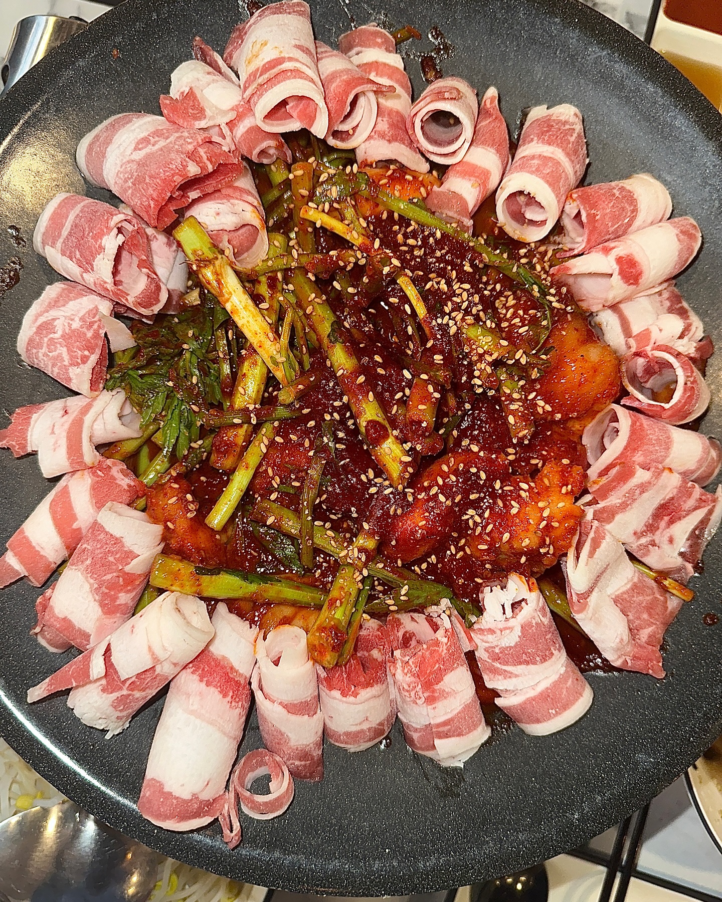 요기 두툼한 아구와 차돌 불고기 보고가세요😘
#아빠찜미사점
⠀
미사에서 아구찜 맛집을 찾는다면!
’아빠찜 미사점‘에 집중!
⠀
✔️아구차돌불고기 39,000원
한 판에 통통한 아구와 차돌 불고기가 가득!
탱탱, 쫄깃, 부드럽고, 콩나물은 아삭아삭하다.
중간중간 퍼지는 미나리 향이 진짜 예술이라는거😘
⠀
재료가 아낌없이 들어가 양도 푸짐하고,
양념이 자극적이지 않아 넘 맛있다🥹
특히 조금 남았을때 치즈 볶음밥을
추가하면 바로 천국 경험❤️
보끔밥에도 미나리가 들어가는데
흔한 볶음밥이랑은 차원이 다르다!
⠀
아구찜 이외에도 아구탕, 알곤이찜, 아구지리탕 등
다양한 메뉴가 있다는거!
맛집에는 다 이유가 있다😘❤️
⠀
평범한 아구찜이 아쉽다면,
아빠찜 미사점에서 아구차돌불고기를 먹어보쟈😋🫶
⠀
📍위치:
⠀
#미사아구찜 #미사맛집 #하남아구찜 #하남맛집 #아구탕 #알곤이찜 #알곤이찜맛집 #하남미사맛집 #미사술집 #미사맛집추천 #하남맛집추천 #미사술집추천