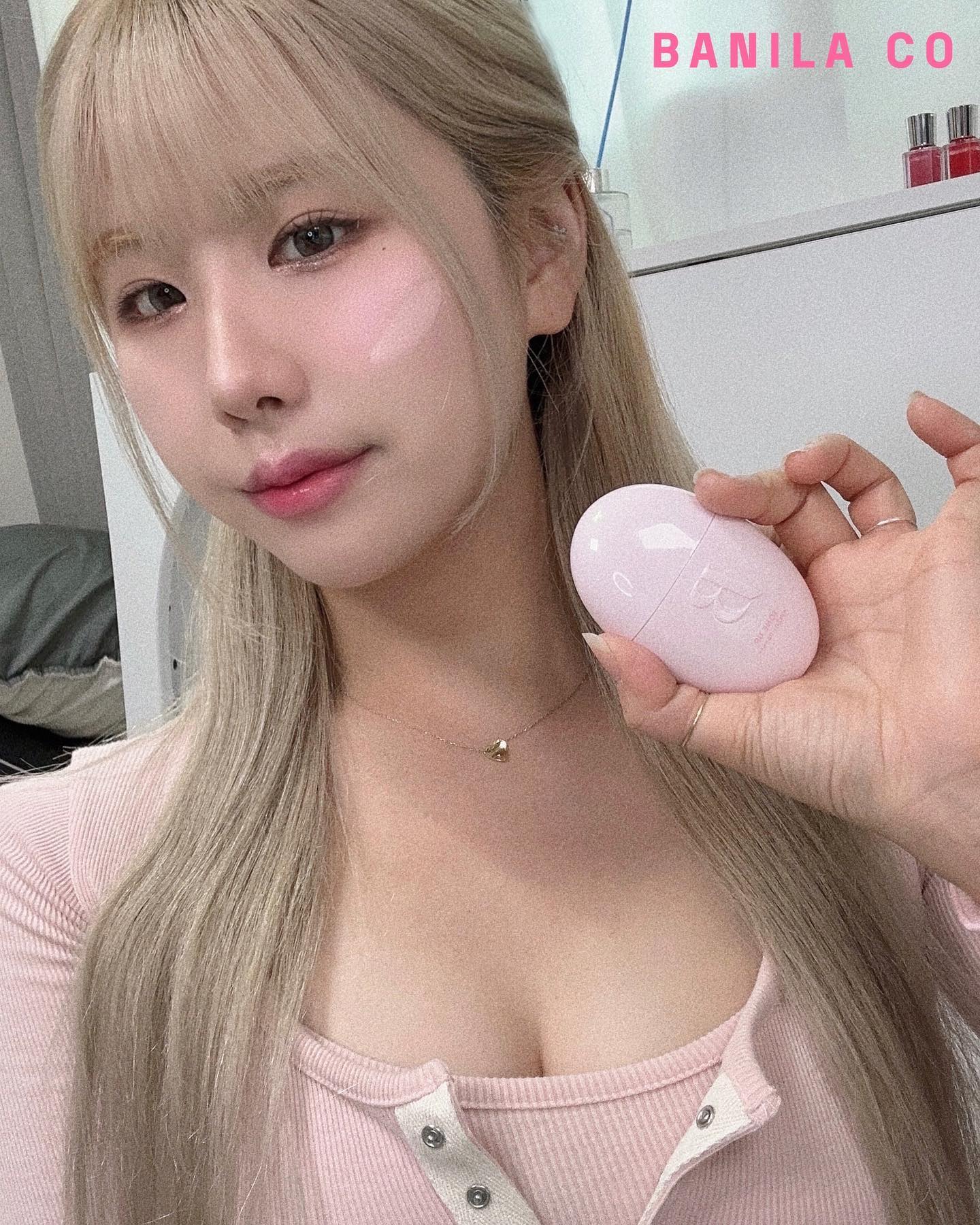 #제품협찬 banilaco_official #올데이프렙톤업베이스크림 

베이스 맛집 바닐라코에서 선보이는 NEW 톤업 크림🤍

핑크 토닝 에센스성분으로 수분크림처럼 촉촉하게 발리면서 톤업 유지는 기본!!

3가지 컬러의 파우더 조합으로 생기,화사함,깔끔 3가지 요소를 다갖춘 크림이라 베이스 바르기전에 발라주면 메이크업 레벨+1

⭐ 4월 8일 바닐라코 공식몰 런칭 기념 이벤트 (4/8~4/30)⭐
4/8~4/30 런칭 프로모션 ! 바닐라코 공식몰에서 최대 23.5% OFF

 #바닐라코 #올데이프렙톤업베이스크림 #바닐라코톤업크림