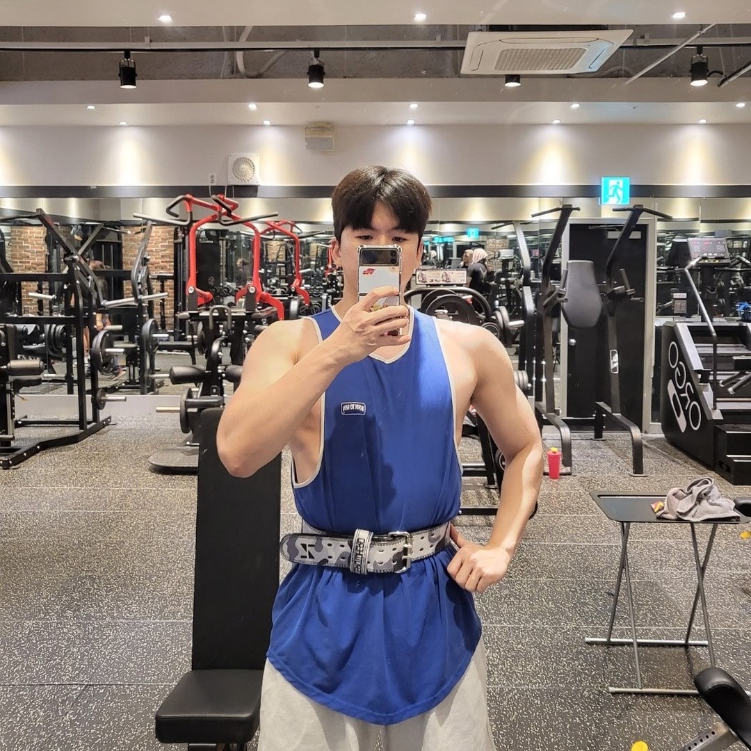 탱하😘

드디어 2023년 마지막날이네요 ㅎㅎ

서울 모임이있어서 원정운동 가슴+어깨 마무리했어요 ㅎㅎ
2023년 1월과 12월 비교사진을 한번 올려볼까 합니다 !! ㅎㅎㅎㅎ

요즘 살이 많이쪄서 얼굴이 아주 빵떡인데 새해에는 조금만 컷팅하려구요 ㅎㅎㅎ

유튜브에서만 보던 대용량 도시락라면 6명에서 먹으니까 딱이더라구요 ㅎㅎ
이거 어떻게 혼자 먹는지...WoW

여러분 덕분에 올해 너무 따뜻하게 잘 보낸것 같습니다 ㅎㅎㅎ
항상 좋은말씀과 응원해줘서 마음이 정말 따뜻했어요!!

내년에는 득근 더 많이되고 아프시지말고 새해 福 많이받으시길 바랄게요^^