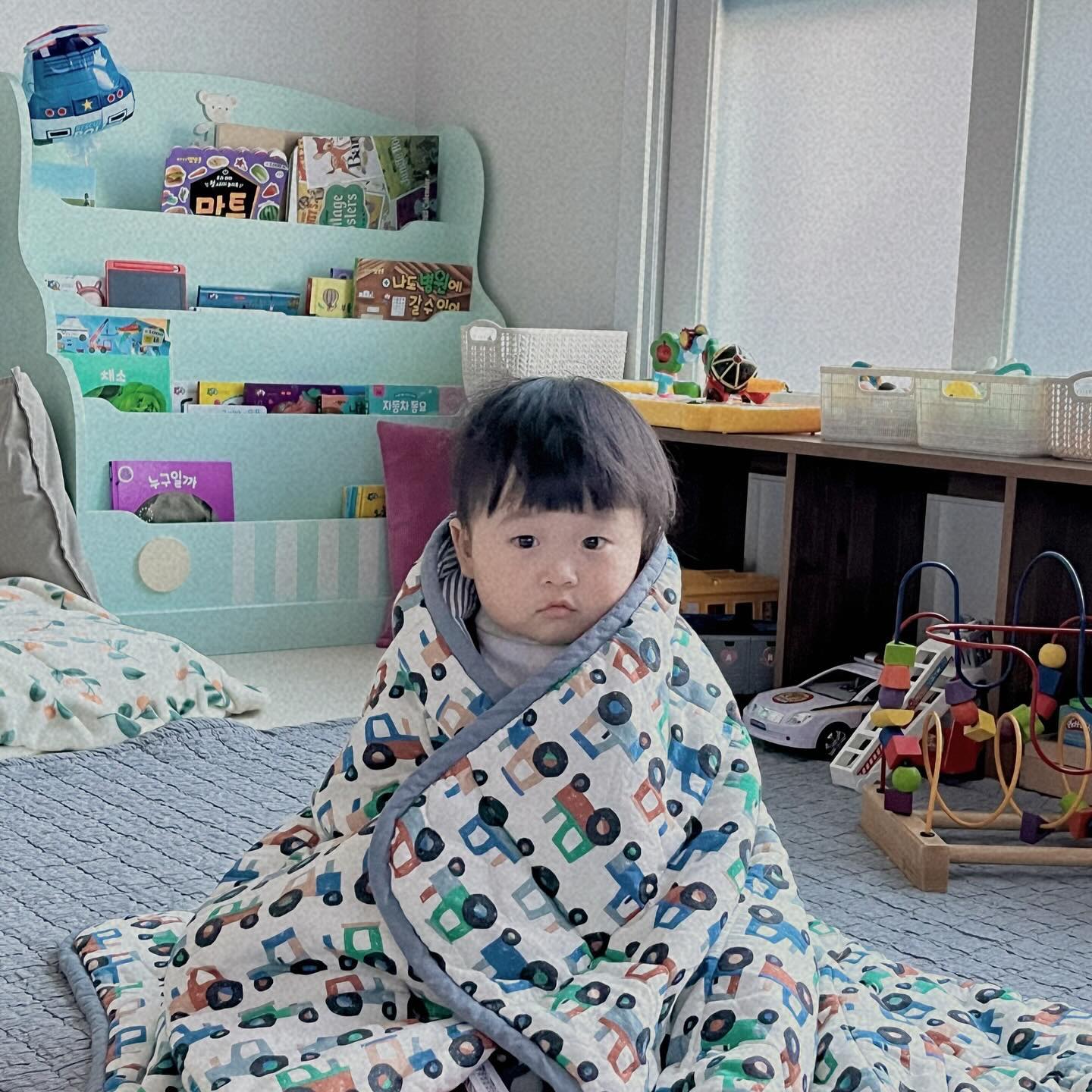 🏷️ 옴마야~ 차니 추워 .ᐟ 

일교차가 심한 요즘 , 쪼꼬만 차니도 
느끼는지 자고 일어나서 
거실로 나가면 

👶🏻: 춥네? 춥다 옴마야(엄마) 이불줘 .ᐟ 
  아 ~ 좋다 .ᐟ  따똣해 .ᐟ 

꼼지락 꼼지락 발가락이 너무 귀여워 🩵

#따똣해요 #고마워요옴마