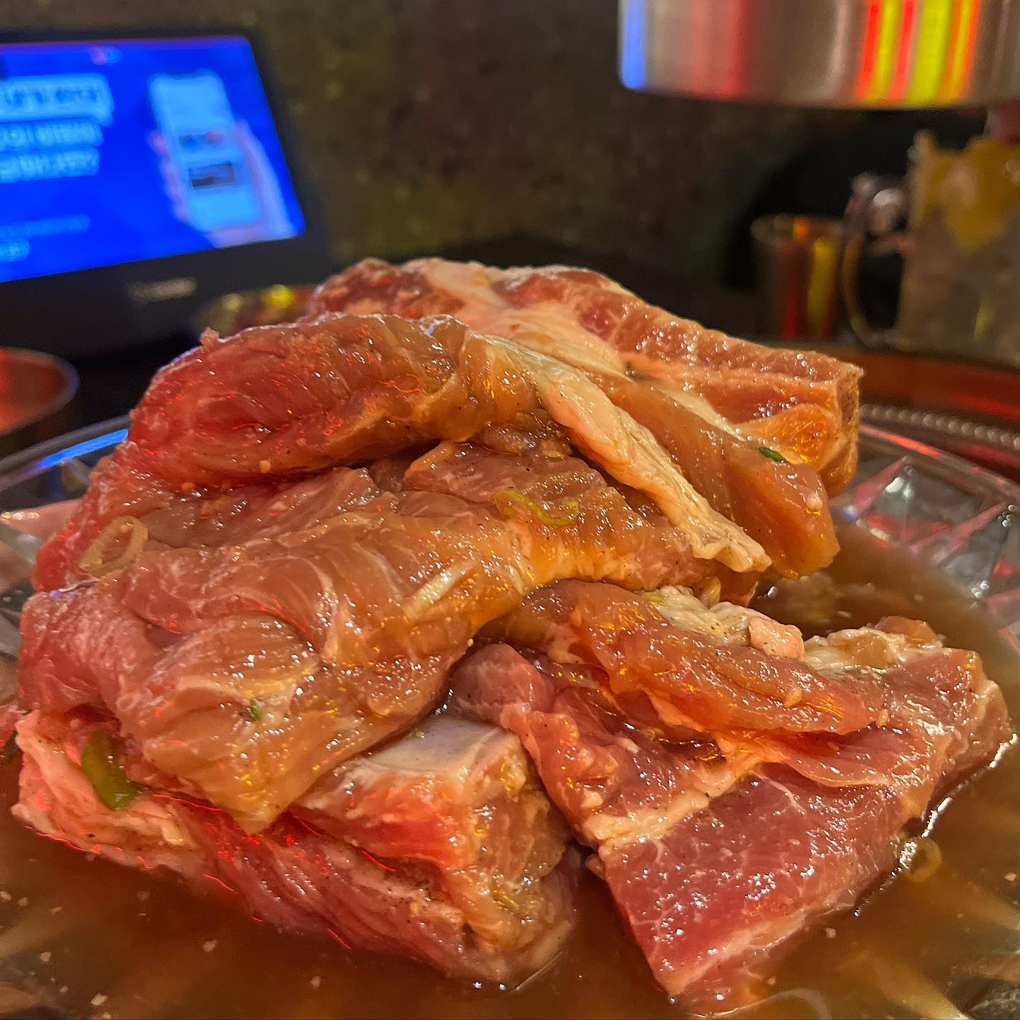 #협찬#빗갈#신촌빗갈 
 
창천동 45-1
2호선 신촌역 3번출구 
매일 11:30-22:30
(B/T 15:00-17:00 L/O 21:30)

생과일주스 NO.1 브랜드 쥬씨가 만든 
갈비브랜드 #빗갈 다녀왔어요! 🍓🍊🍍

양념돼지갈비 (300g 1인 12.000원) X3인분

워터에이징 숙성으로 부드러운 갈비 육질 +
6개월 이상 숙성시킨 비법 씨간장 양념으로
고기와 양념에 조합이 최고 👍🏻🥹

기본으로 나오는 된찌에다가 밥 한공기 뚝딱하고

대파갈비라면 (7.000원)
비주얼시강 소고기 가득 들어있는 
대파라면으로 속 뜨끈하게 달래주고 ! 

가성비 터지는 하이볼 3.000원 오타 아니구요!
달달하니 맛있는 하이볼도 한잔 두잔 🍓🥂
얼그레이 하이볼 (3.000원)
파인애플 하이볼 (3.000원)

인테리어도 유니크하고 조명도 좋아서
신촌쪽 데이트나 모임 회식으로도 
너무 좋을것같아요👍🏻😆

#협찬 #빗갈 #신촌역맛집 #신촌맛집 #신촌술집 #이대맛집 #서대문맛집 #신촌고기집 #신촌놀거리 #신촌회식 #신촌가볼만한곳 #이대가볼만한곳 #신촌갈비 #신촌역갈비 #빗장갈비 #우대갈비 #소갈비 #돼지갈비 #하이볼맛집 #신촌하이볼
