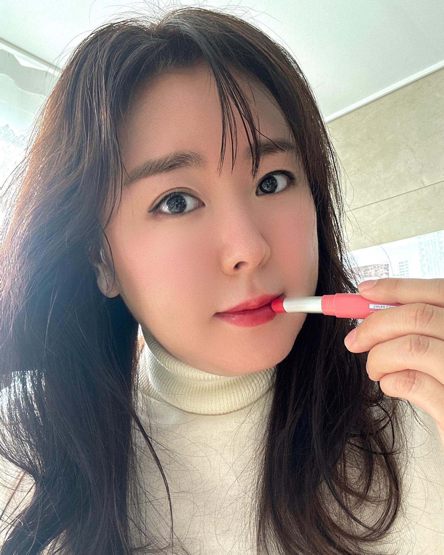 #협찬 
지난 주부터 몸살로 끙끙~집콕모드 중인 #뽀조개스토리
얼마나 아프고 몸이 힘들었던지
대왕 큰 입술포진이 아랫입술에 2개나~ㅠ.ㅠ.

추워진 날씨 입술은 까슬까슬 건조하고
입술색은 안습.
건강하고 아름다운 입술 표현을 하고 싶어 선택한 #멘소래담립밤

130년 긴 역사를 가진 제약회사에서 프리미엄 립 제품 개발
립밤에서부터 컬러 립밤까지 다양한 포트폴리오 보유하고 있는데요.

mentholatum.kr

제가 사용 중인 컬러는
틴티드 컬러 레드와 스칼렛
최고 품질의 립밤으로 건강하고 아름다운 입술을 위한 
다양한 제품을 제공하는 전문 브랜드답게
아픈 입술도 수분을 머금은 듯 가볍고 부드럽게 녹아드는 
발림성과 밀림없이 매끈한 밀착력 👍

립밥 기능에 자연스러운 컬러감까지 너무 좋아서 
파우치나 주머니에 쏙~늘 갖고 다녀요.

원래 내 입술처럼~
립곡손에 맞게 사선으로 커팅되어 거울없이도 쓱싹~ 바르기 쉬워요.
색상이 자연스럽고 부담스럽지 않아 남친선물로도 추천!!
 
💋피부톤 상관없이 자연스러운 뉴트럴 레드로
남녀노소 사용하기 좋은 장미빛 레드 컬러
 
💋웜톤에게 추천하는 청초한 스칼렛 코랄 컬러

단독컬러 발색컷도 예쁘지만 두 컬러를 조합하면 
생기발랄 코랄레드도 매력적이라 추천드려요.

#멘소래담립아이스 #컬러립밤 #틴티드립밤 #립밤추천 #틴트립밤
#틴트밤 #립틴트밤 #컬러립밤추천 #발색립밤 #립밤틴트 #혈색립밤 
#색있는립밤 #립케어 #컬러밤 #립추천 #올리브영컬러립밤
#올리브영립밤추천 #올리브영립