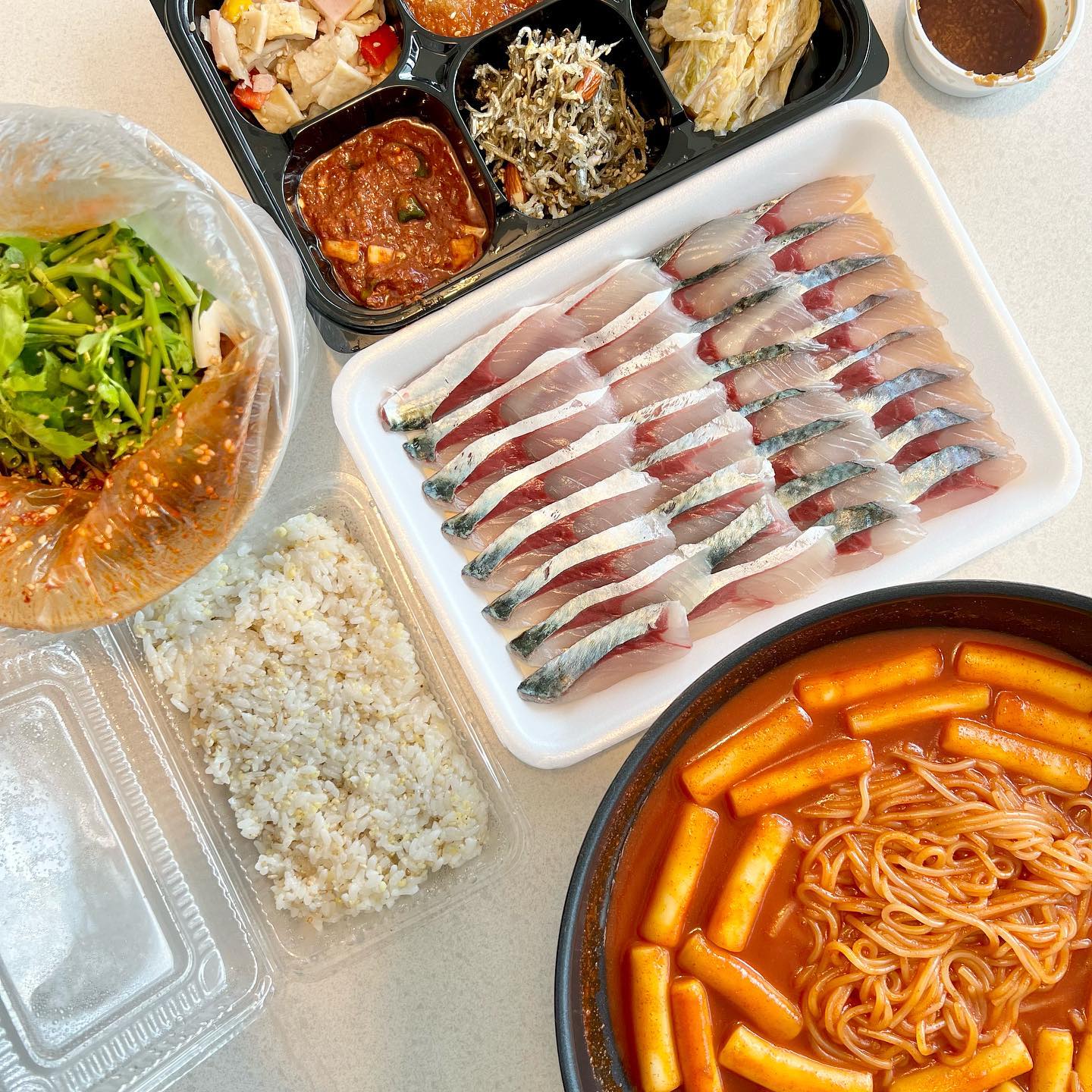 🍽️

제주여행 5일차🍊

마지막 밤은 숙소에서 좋아하는 거 포장해먹기
고등어회는 육지 가면 비려서 맛이 없으니
여기서 먹을 수 있을 때 신선하게 먹고 가자! 해서
두번이나 먹음😋
술과 함께 하면 좋았을것을 그게 살짝 아쉽지만
배터지게 먹은 제주여행
뚜비도 행복했겠지👶🏻💛

#제주여행 #미영이네