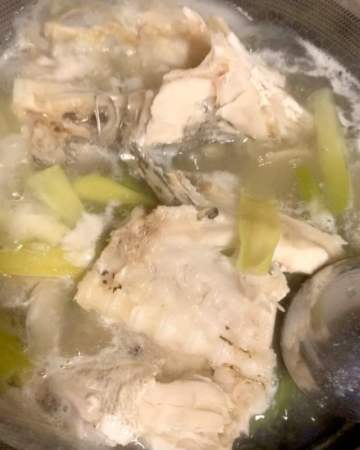 50cm 농어가 생겼어요!
그래서 토막내서 두 덩이(라고 해도 엄청 큼)로 맑은탕을 끓였어요.
.
1. 물에 손질한 #농어 넣고 
2. 마늘, 파, #알후추 10알 넣고 푸욱 끓입니다
3. 끓으면 소금으로 간 하고 끝
쉽쥬~
진하고 시원한 국물과 쫄깃한 #농어백숙
밥 한그릇 뚝딱입니다~
.
인님들 맛있는 저녁 되세요~