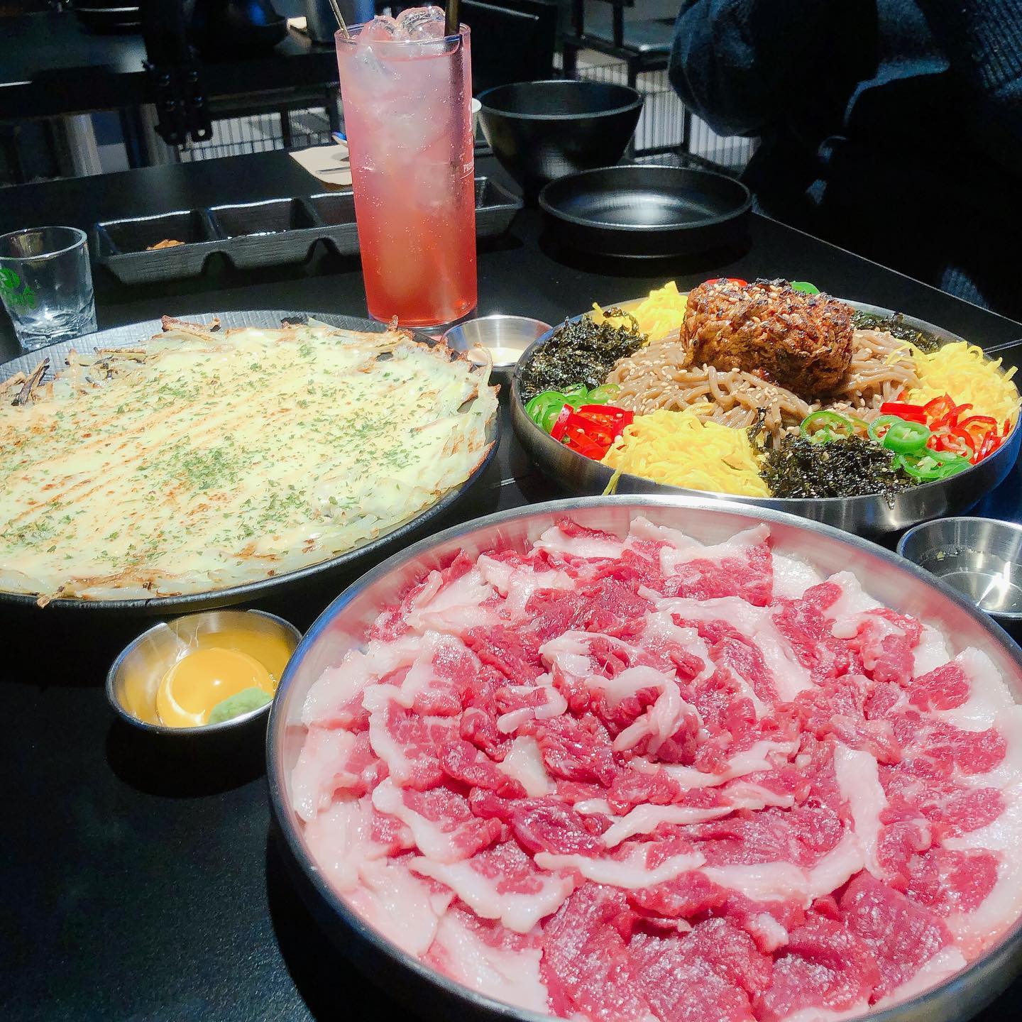 #유케집#인계동맛집 
처음먹어본 #차돌박이육사시미 🥓
완전 부드럽고 고소하고 미쳤음ㅠ
치즈감자전에 들기름막국수까지~~
완벽한 하루였어요🥹🥹

#인계동술집#유케집인계점#인계동육회#수원시청역맛집